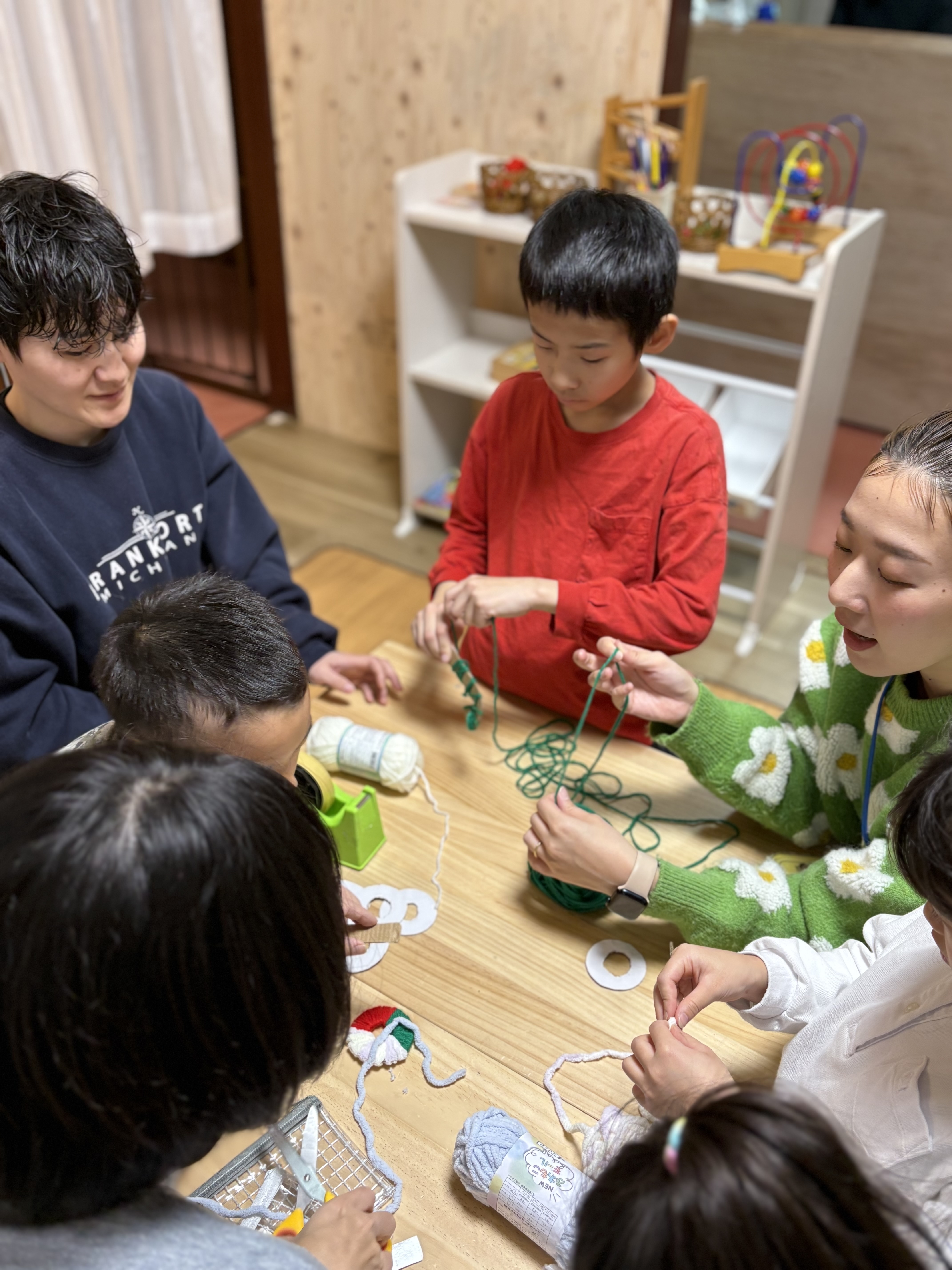 子どもの好奇心を刺激する、スレタンハウススタッフ手作りのオーナメント型と、色鮮やかな工作用毛糸の準備風景