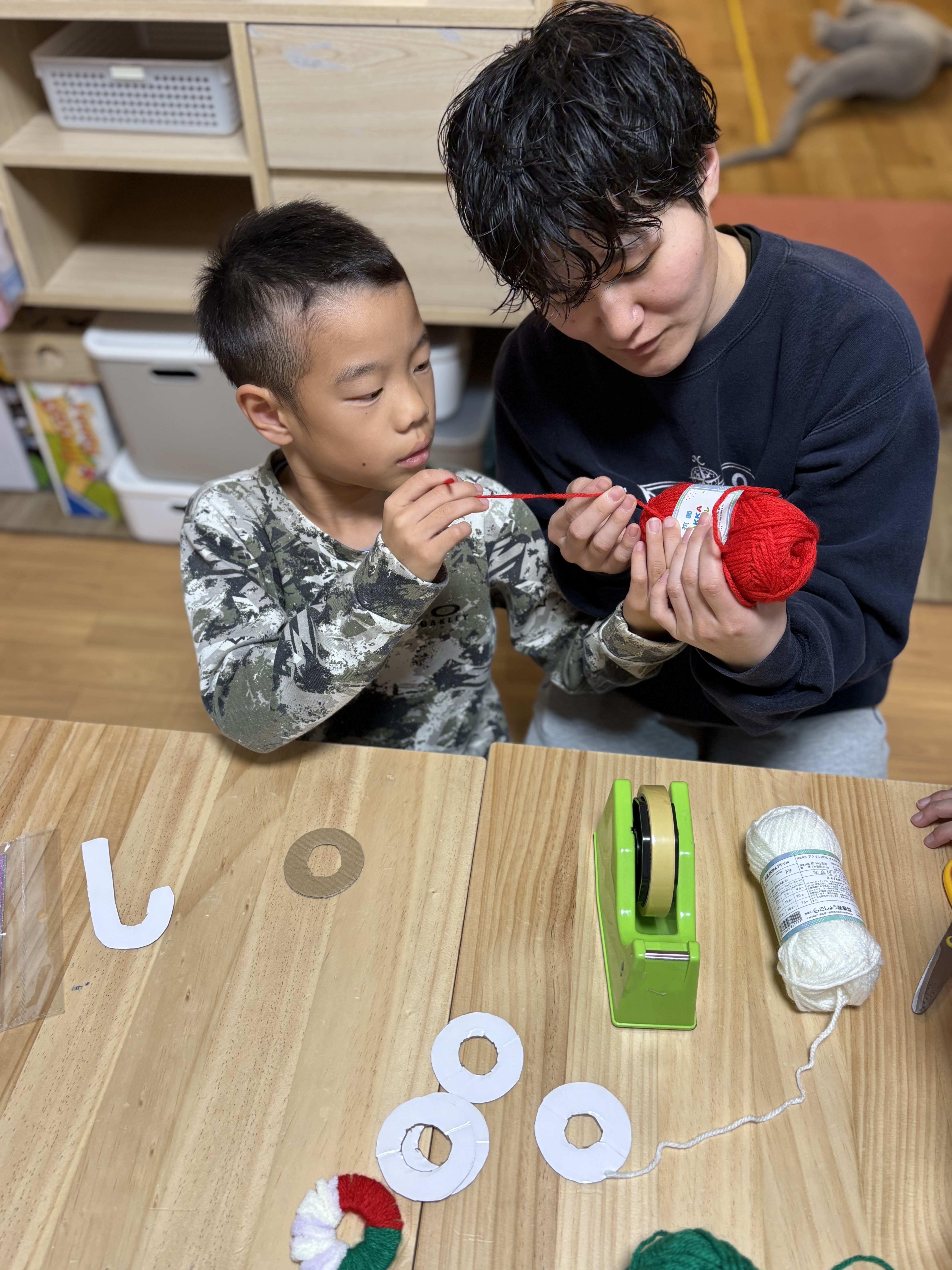 「やめる」という決断を尊重し、挑戦した勇気を優しく褒めるスタッフ。一人ひとりの今の限界を見極め、次の一歩へ繋げる寄り添いの瞬間