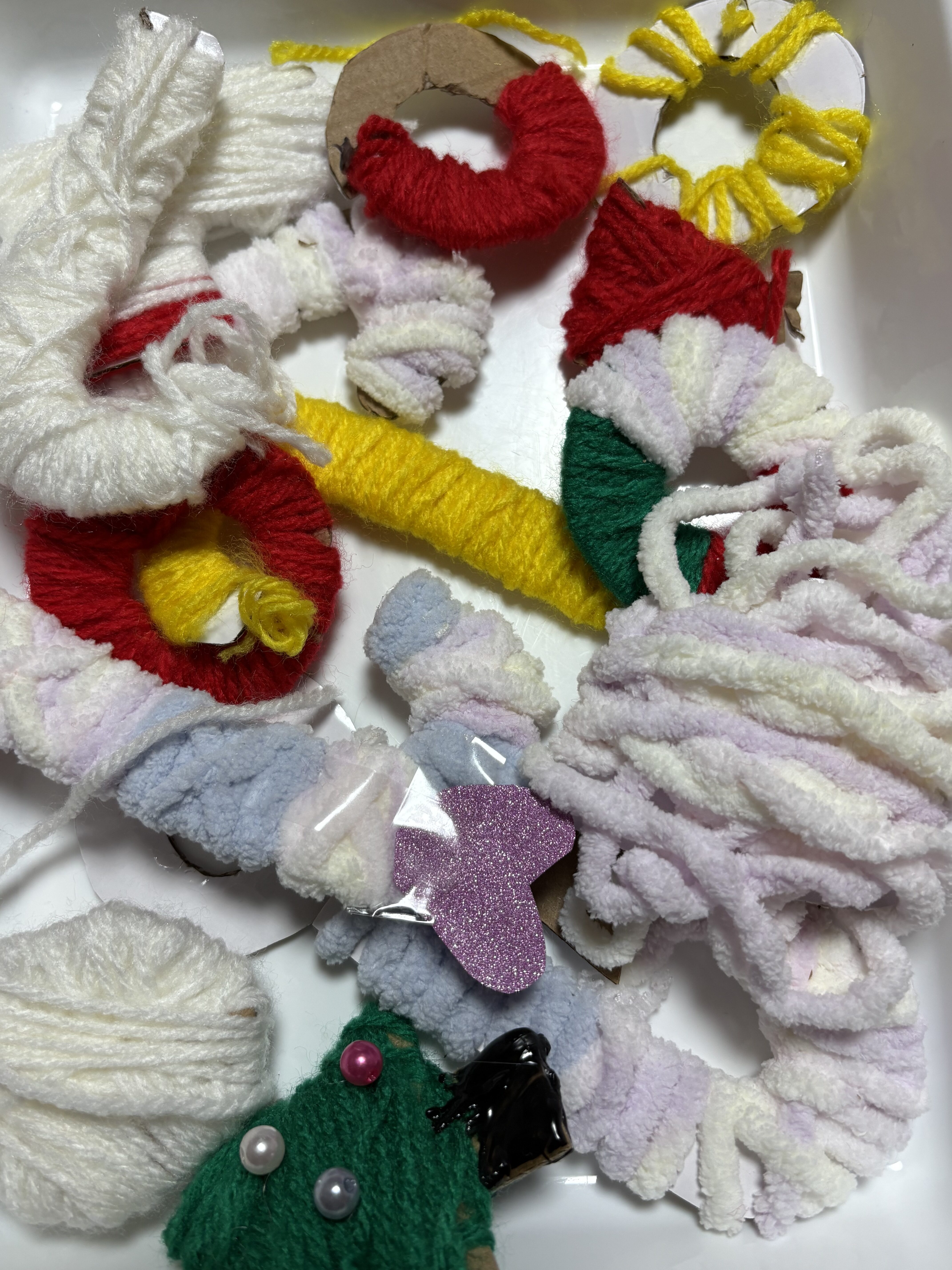 完成品をまとめると、本当に鮮やかな色たちが重なりあい、クリスマツツリーを彩ってくれそうな写真。