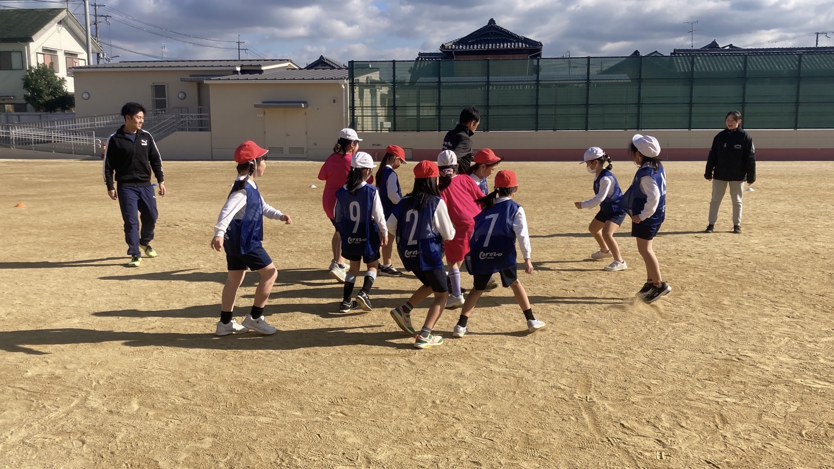 コーチチームと子どもチームで試合をする。スレタンハウス代表の小林がドリブルで子どもたちに囲まれる瞬間