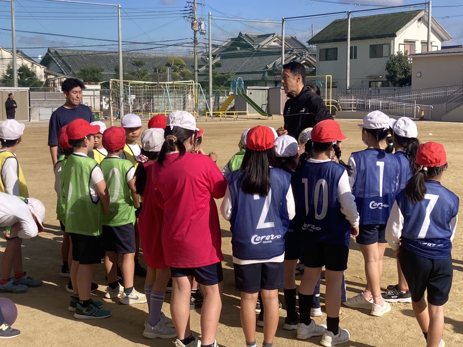 泉佐野市とセレッソ大阪連携事業の一環として、泉佐野市立上野郷小学校で開催されたスレタンハウス代表によるサッカー教室の様子