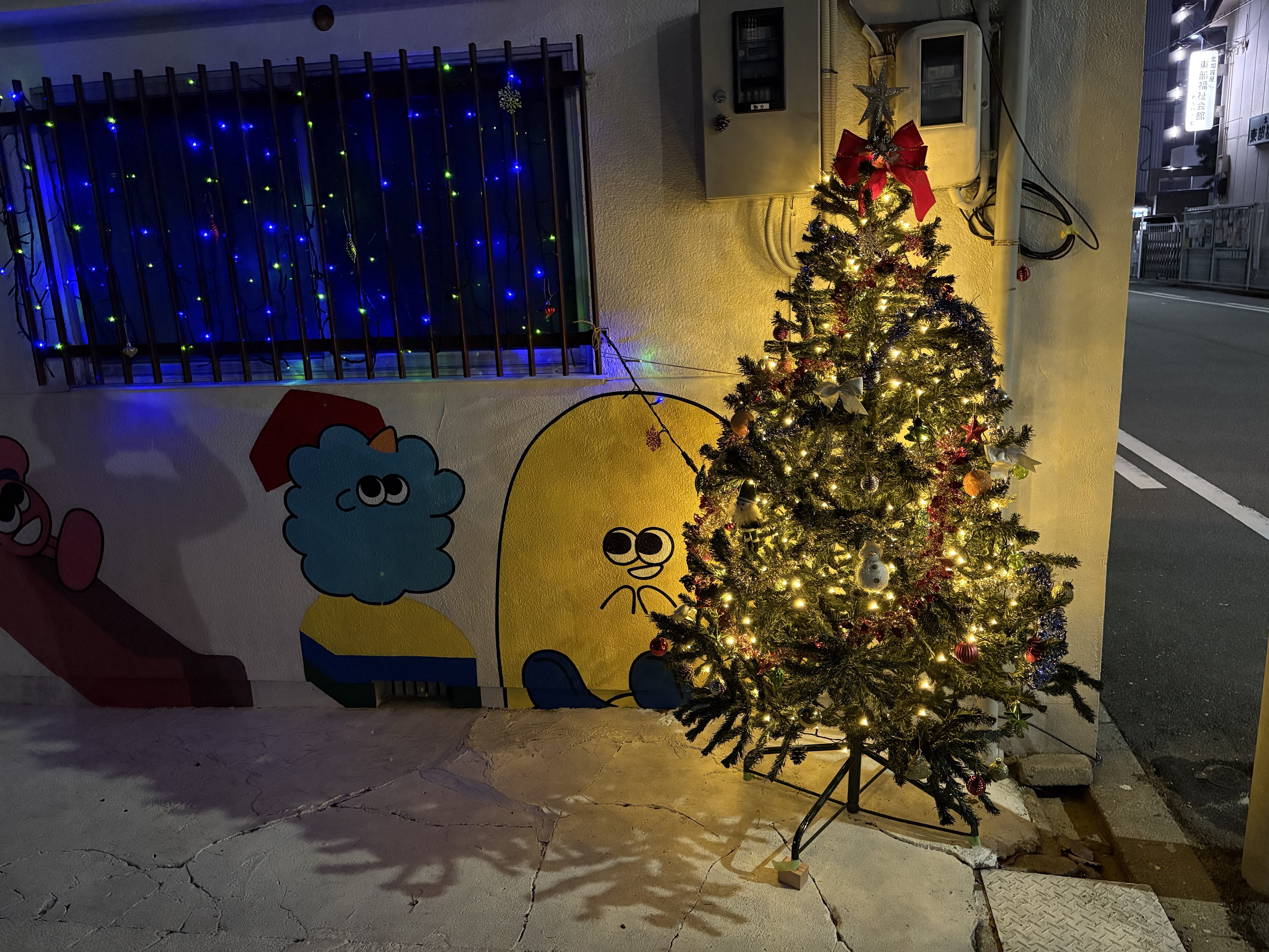 子どもたちの笑顔のように明るいクリスマスツリーの光。夜道を照らすことで、理念である「目の前の1人を照らす光」を体現している様子