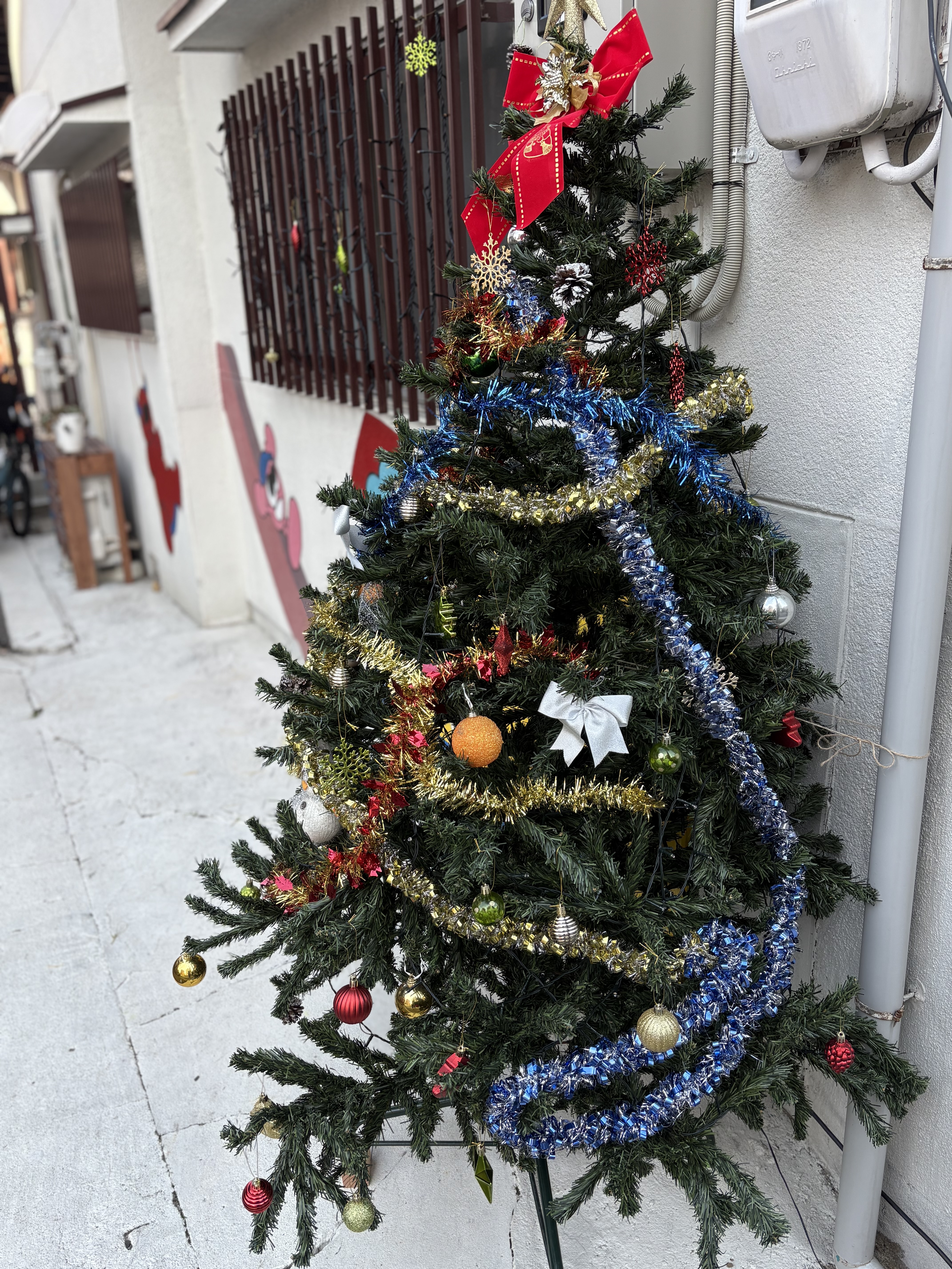 このクリスマスツリーは一人の男の子とスタッフが飾り付けした。その男の子だからこそ意味がある、クリスマスツリーになる。