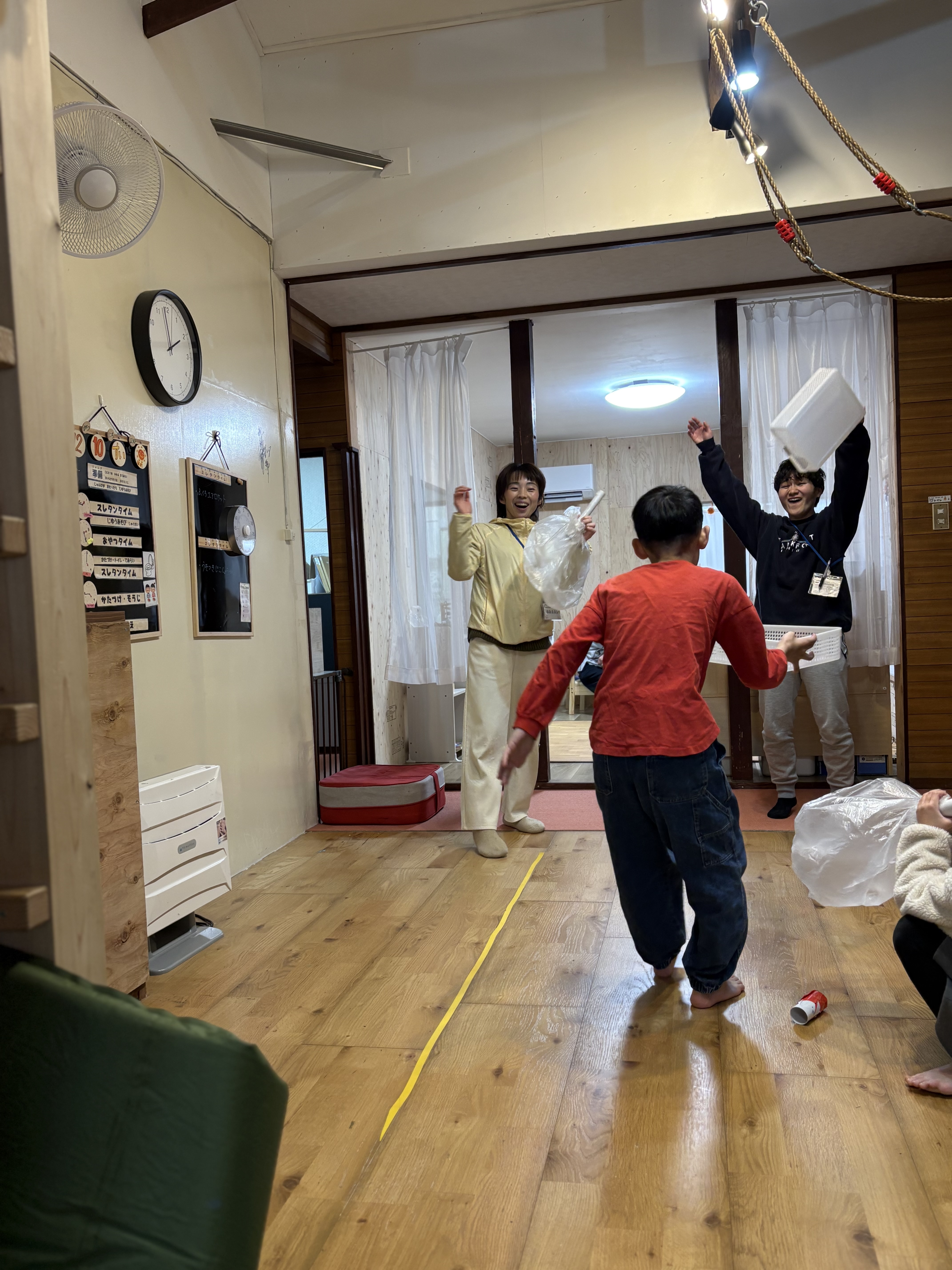 スタッフが本気で笑い、本気で楽しむからこそ、出てくる安心感の中、子どもたちも自然に笑顔になる。