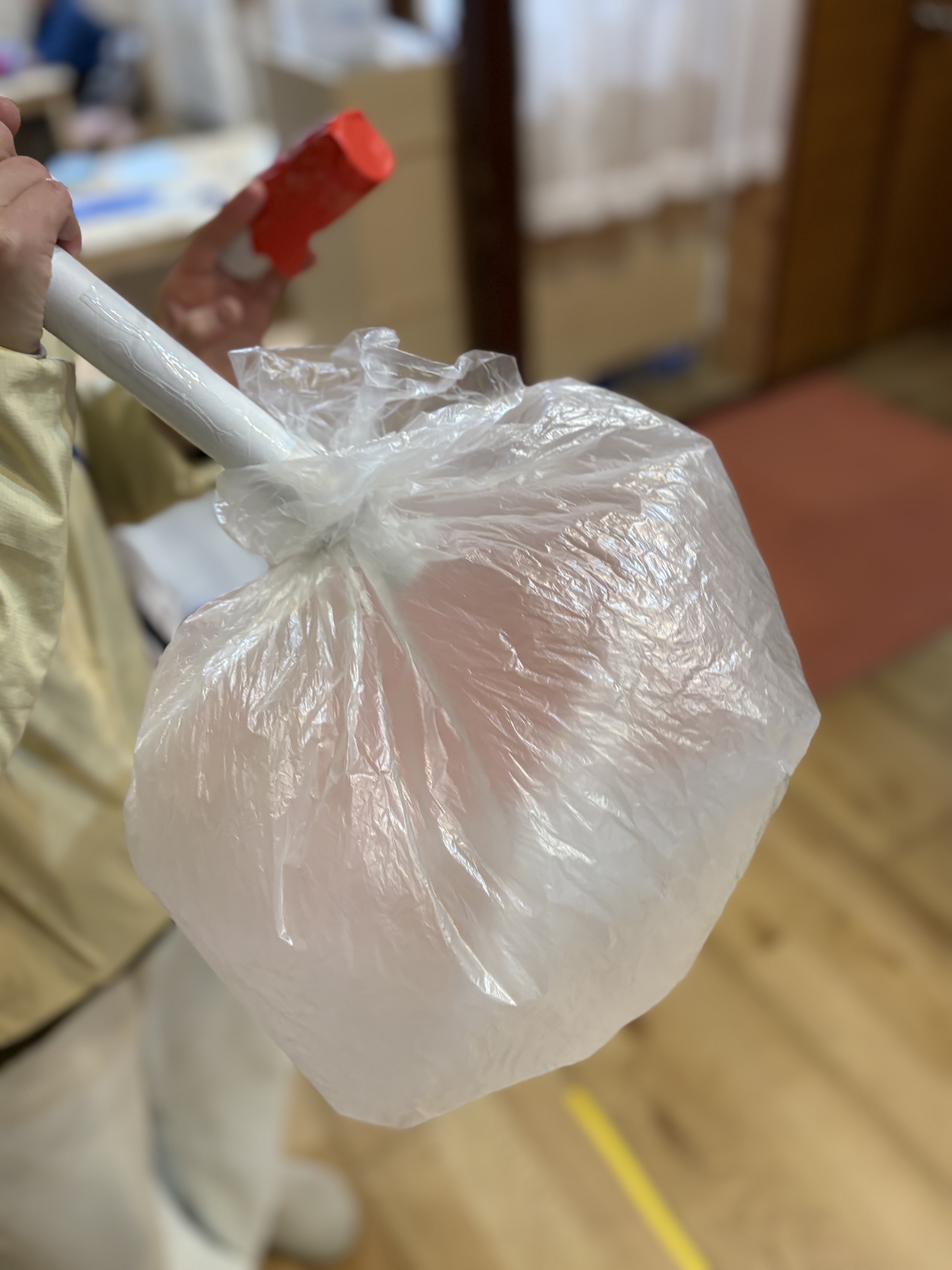 スタッフが作った大砲キャッチゲーム。ナイロン袋とティシュペーパーの芯で作ったオリジナルの道具。