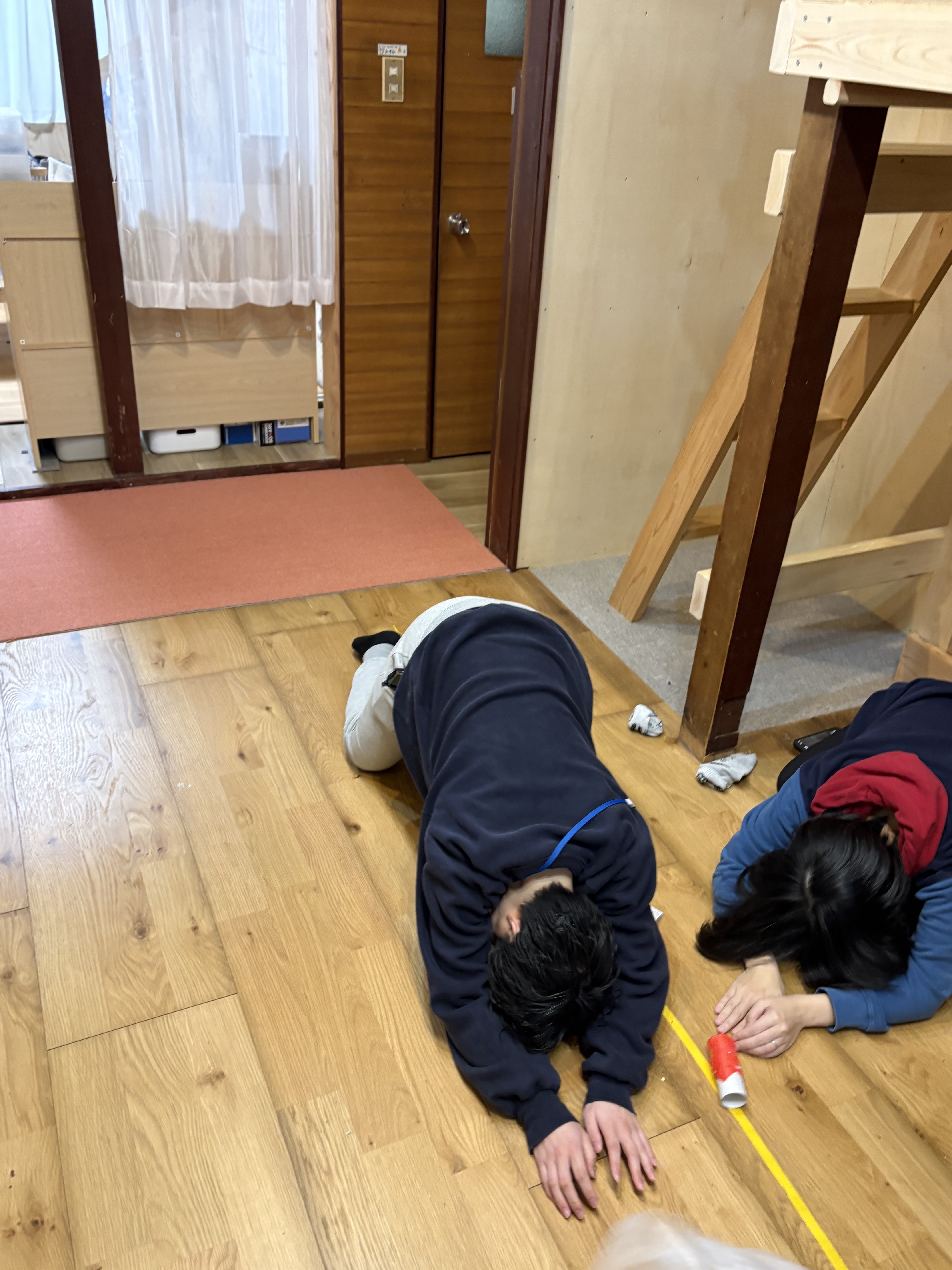 思わずスタッフがお笑いのようにズッコケル場面。思わず事業所内が笑いで包まれる。