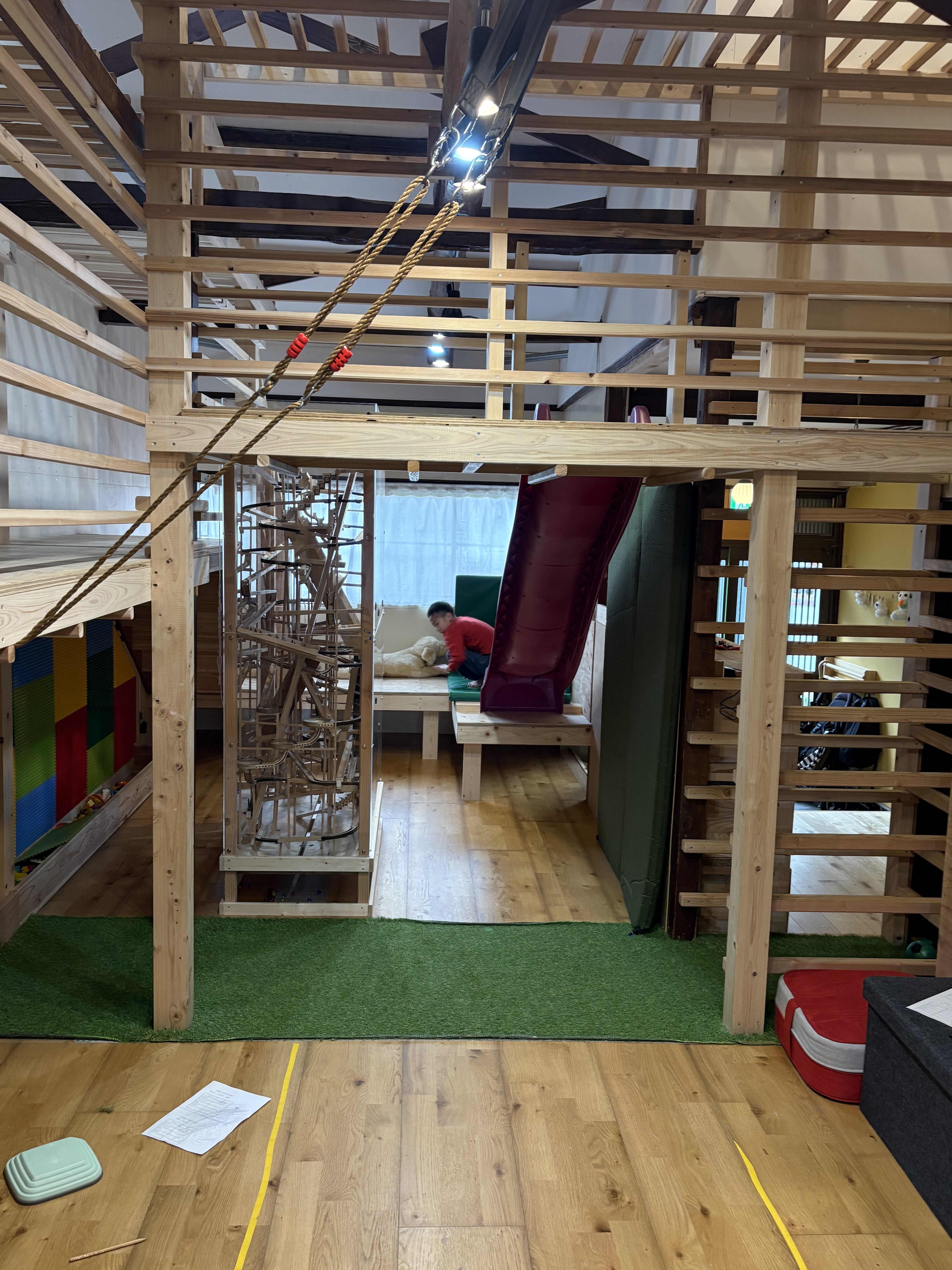 滑り台を滑ったら、段差を降りて、あとは直進のみ。