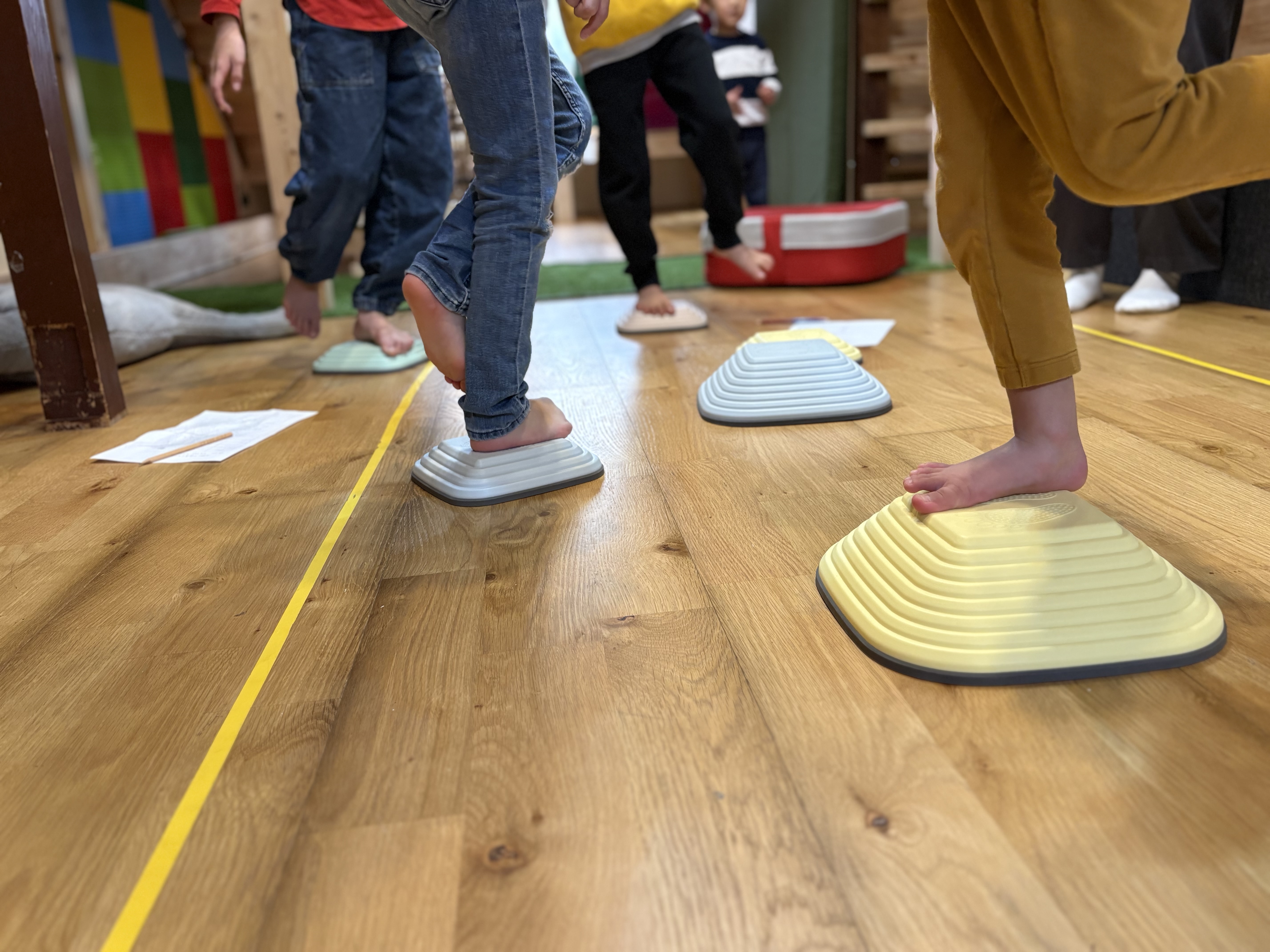 片足バランス。今回はバランス版に乗っての挑戦。少し高さがあるだけで難しい。