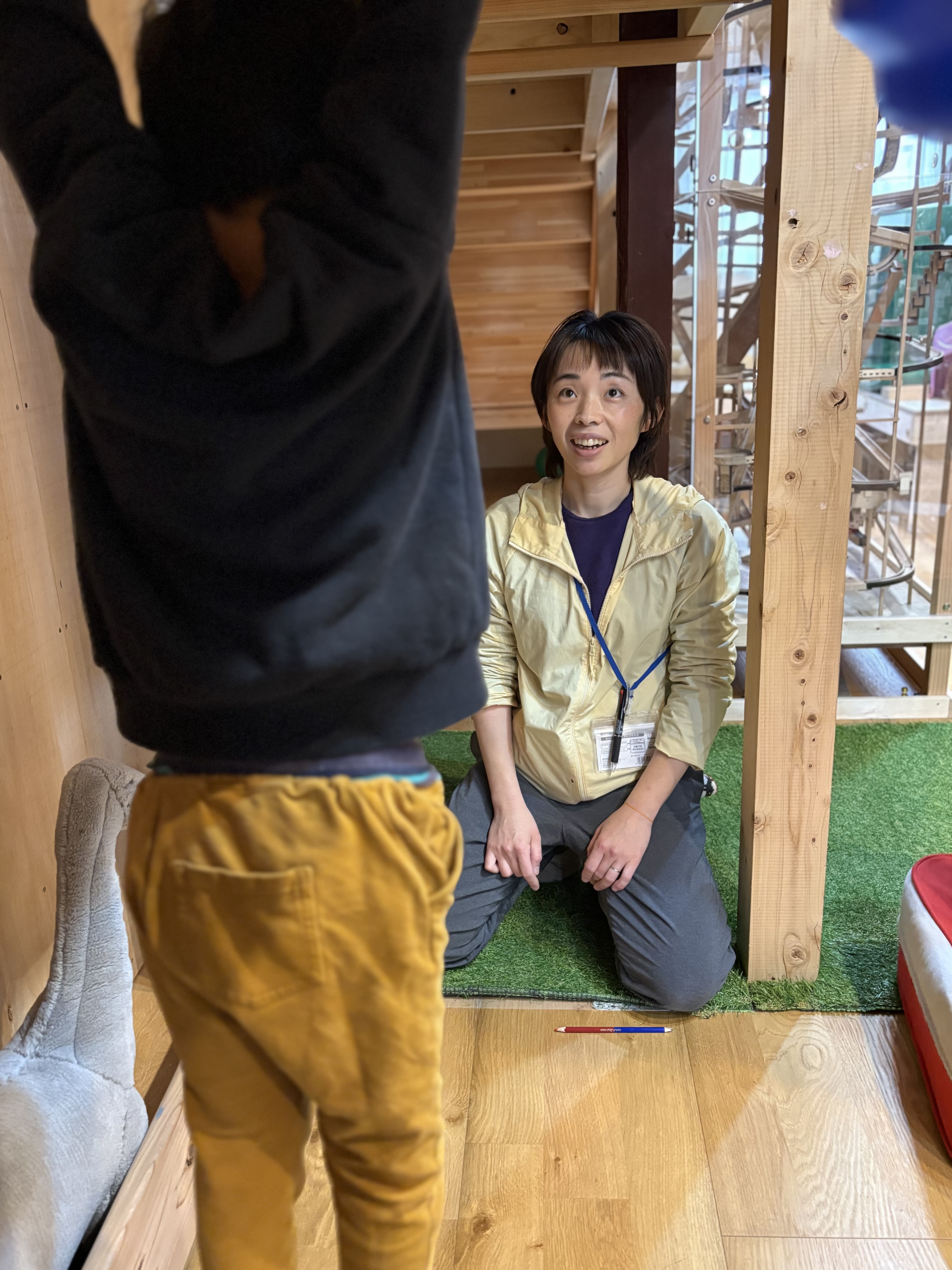 目を見て真剣に応援
するスタッフ。