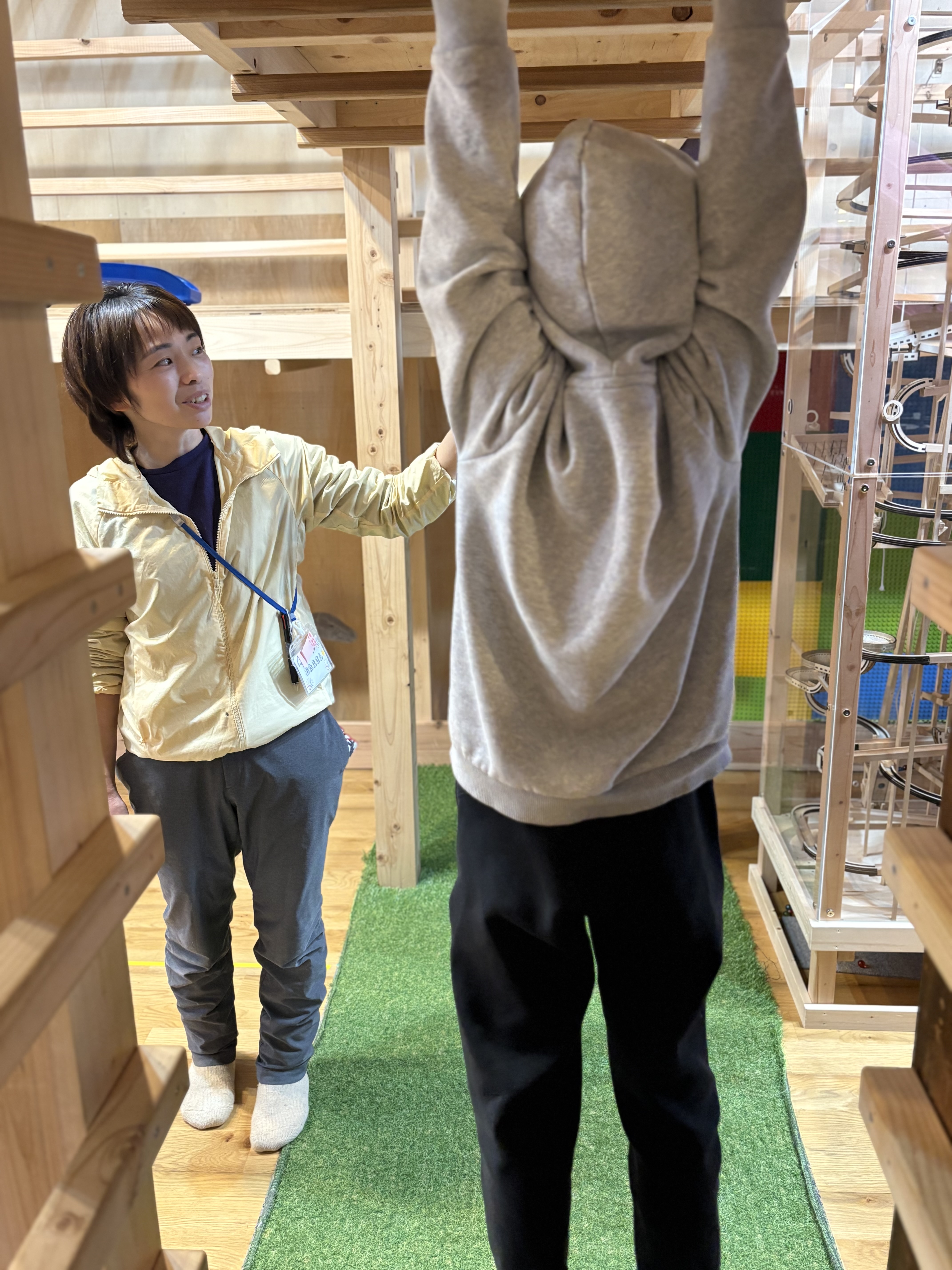 スタッフは数を数えながら見つめる様子。