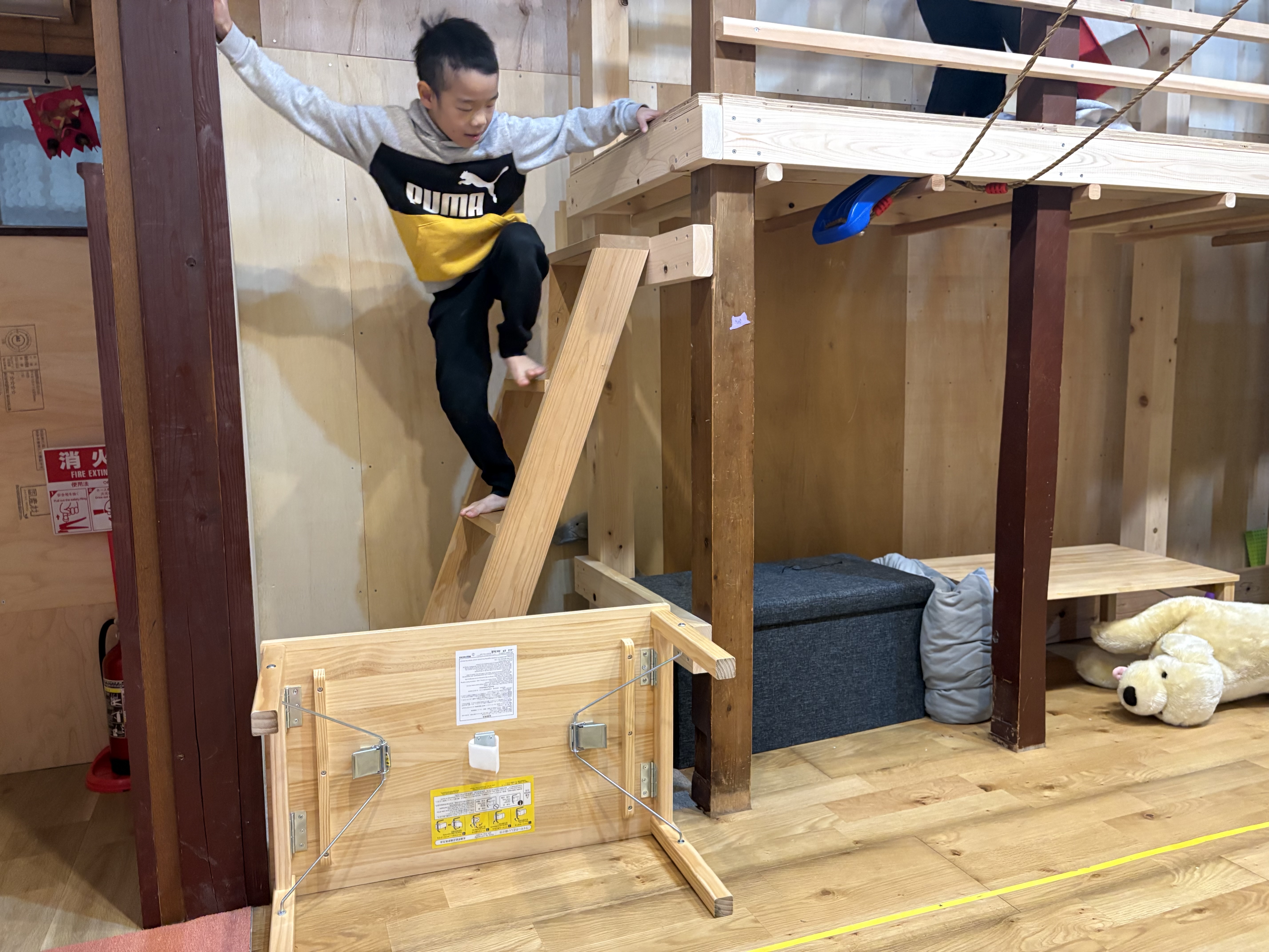 自分で置いた障害物を、あっさりジャンプでかわす男の子。これはスタッフにむ無理だよ。