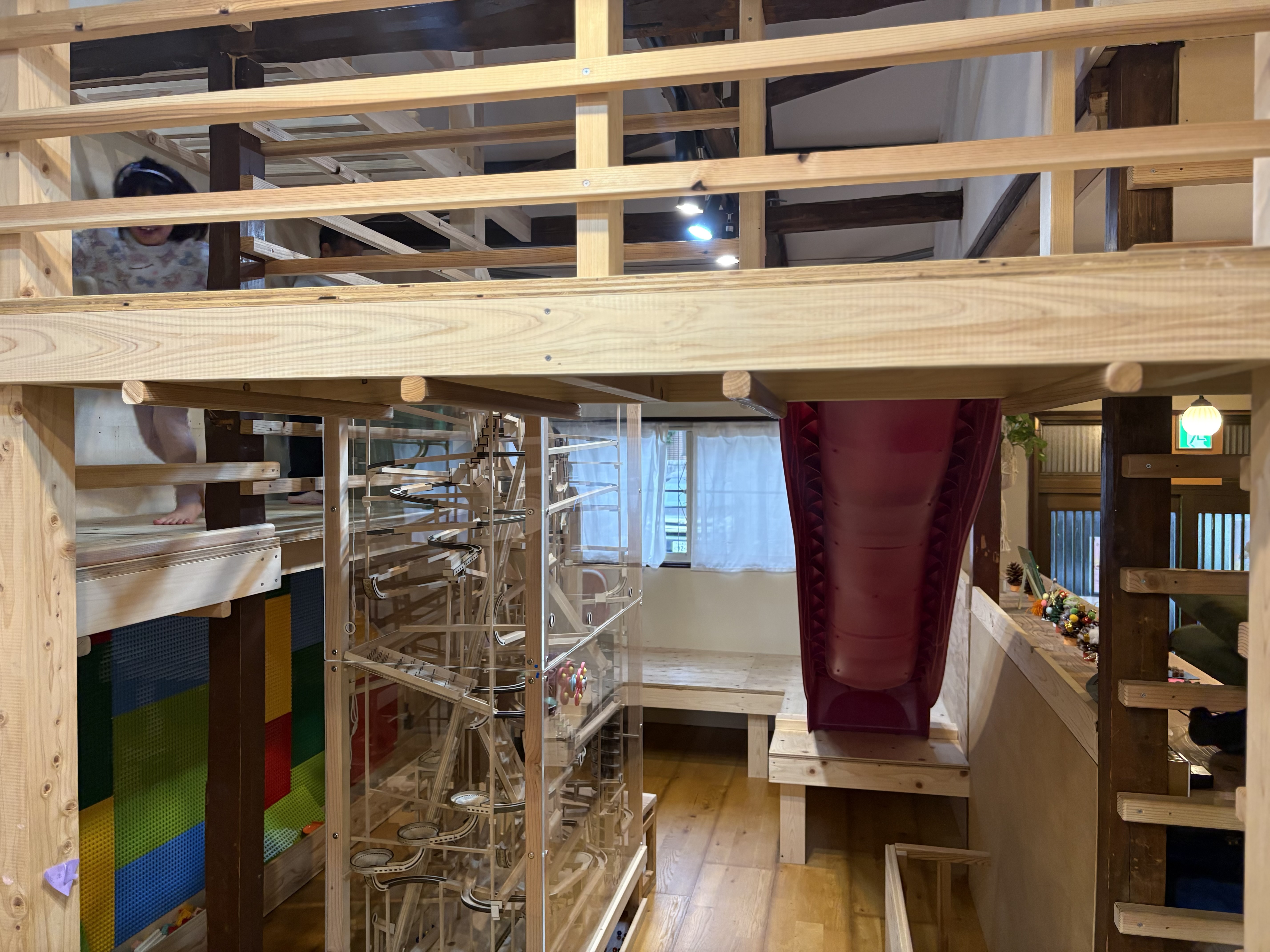 来たよ〜と逃げわまる女の子。