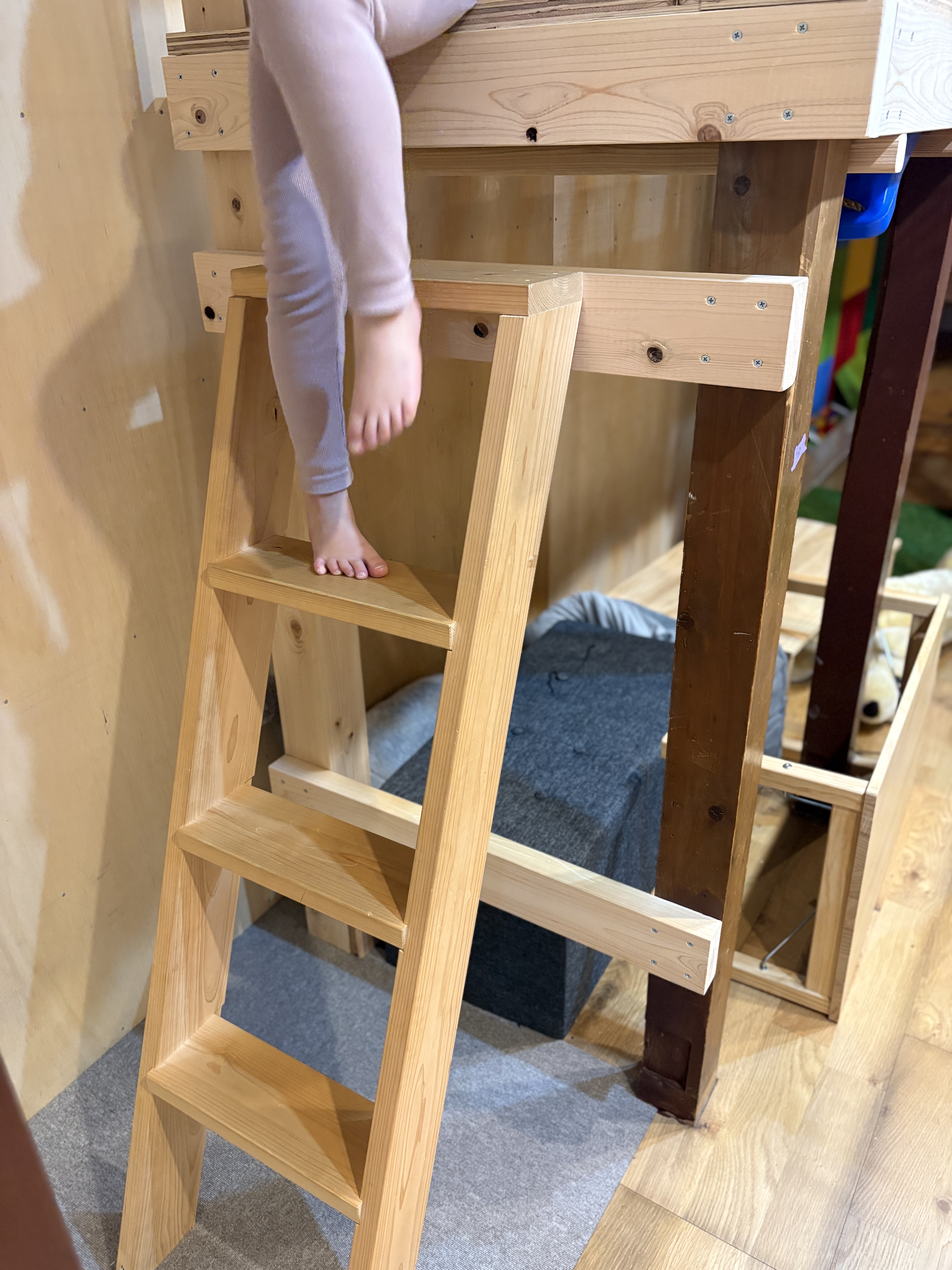 今度は2階から追いかけてきたから、バレないように1階に降りる女の子。