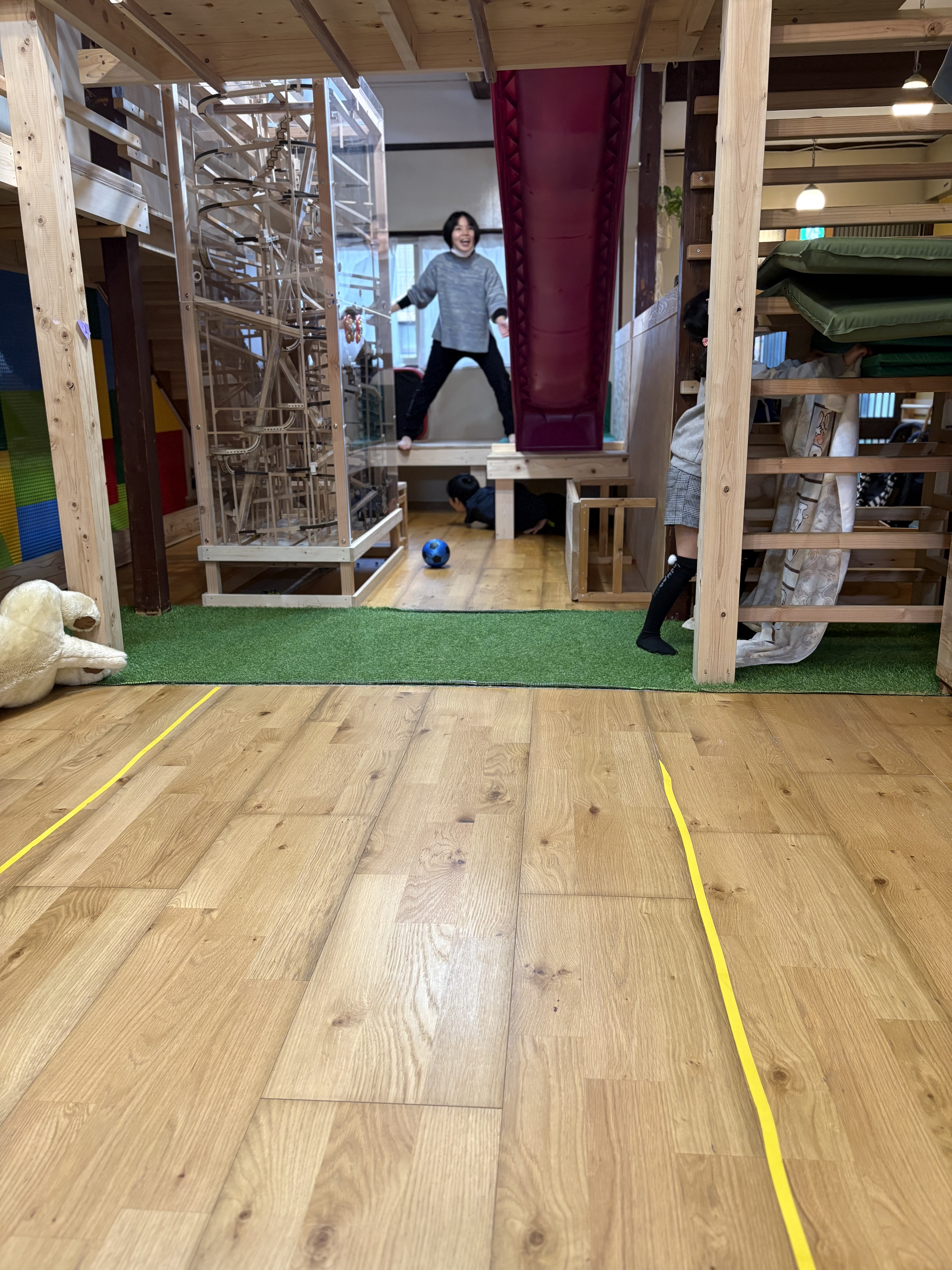 待てーと叫びながら本気で追いかけて、本気で逃げ回る子どもたち。