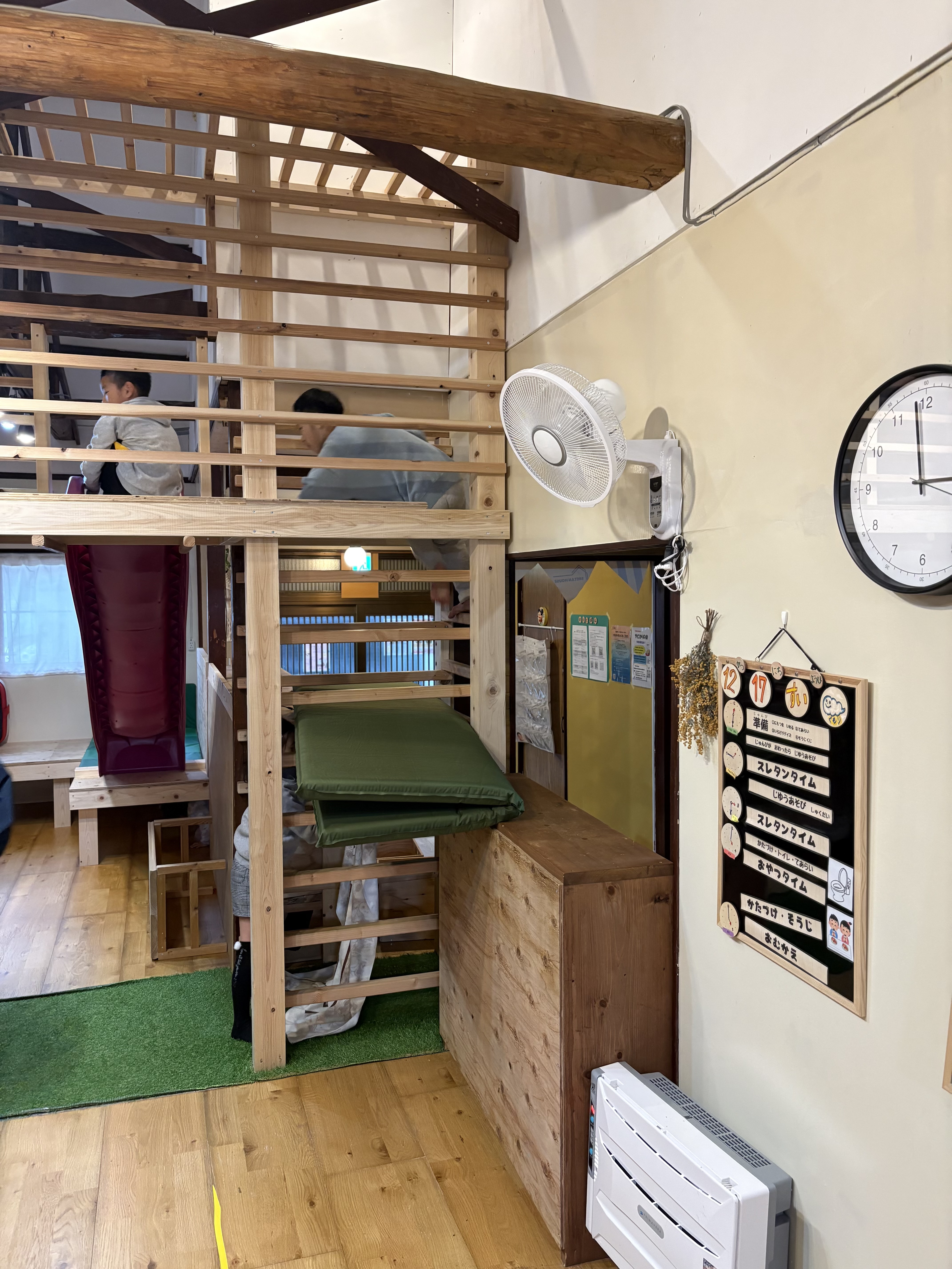 あっちに行ったよ、と自然と子どもたち中で協力が生まれる瞬間。