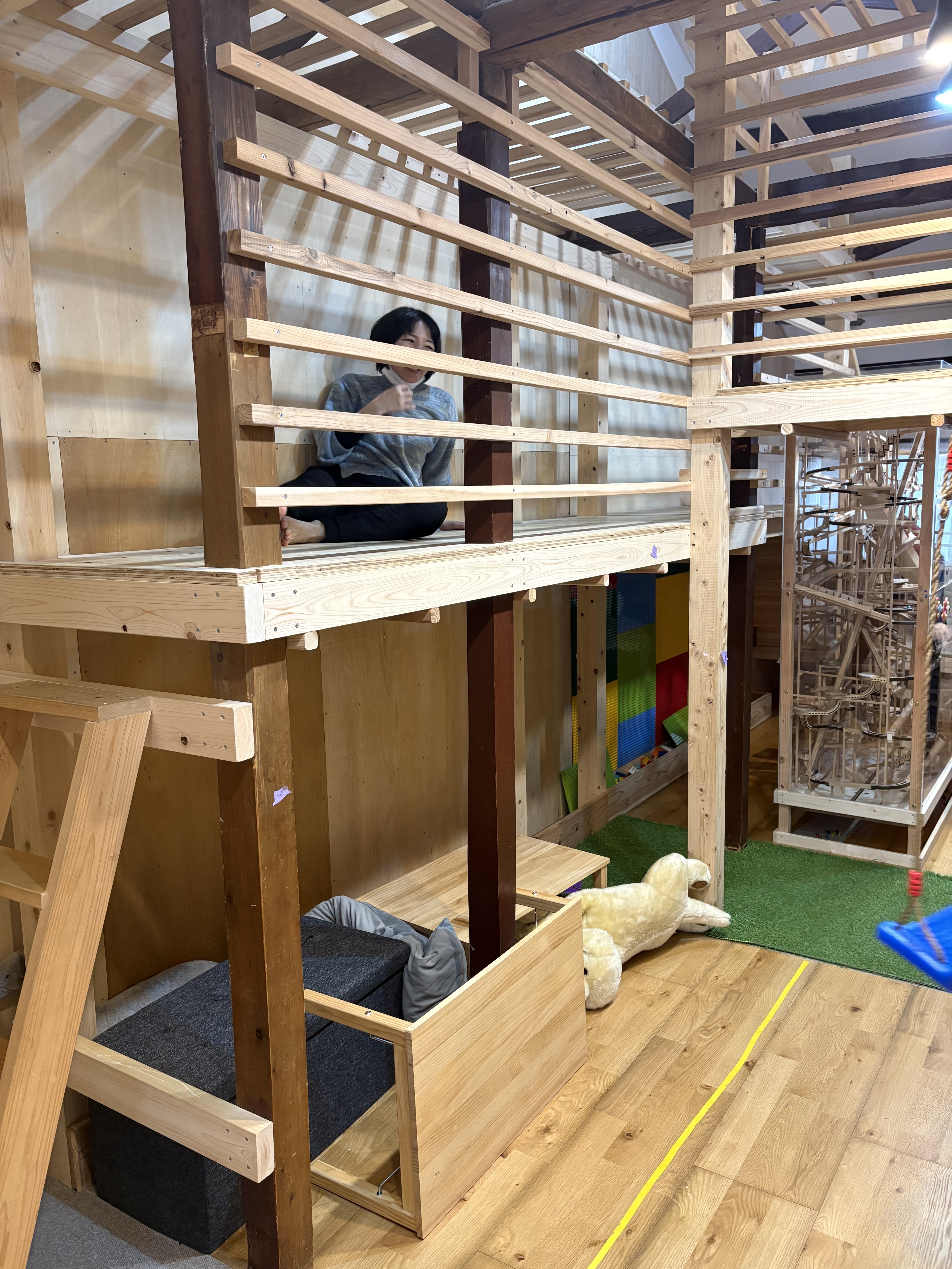 あとちょっとで捕まえれたのに、大笑いしながら、子どもと一緒に楽しむスタッフ。