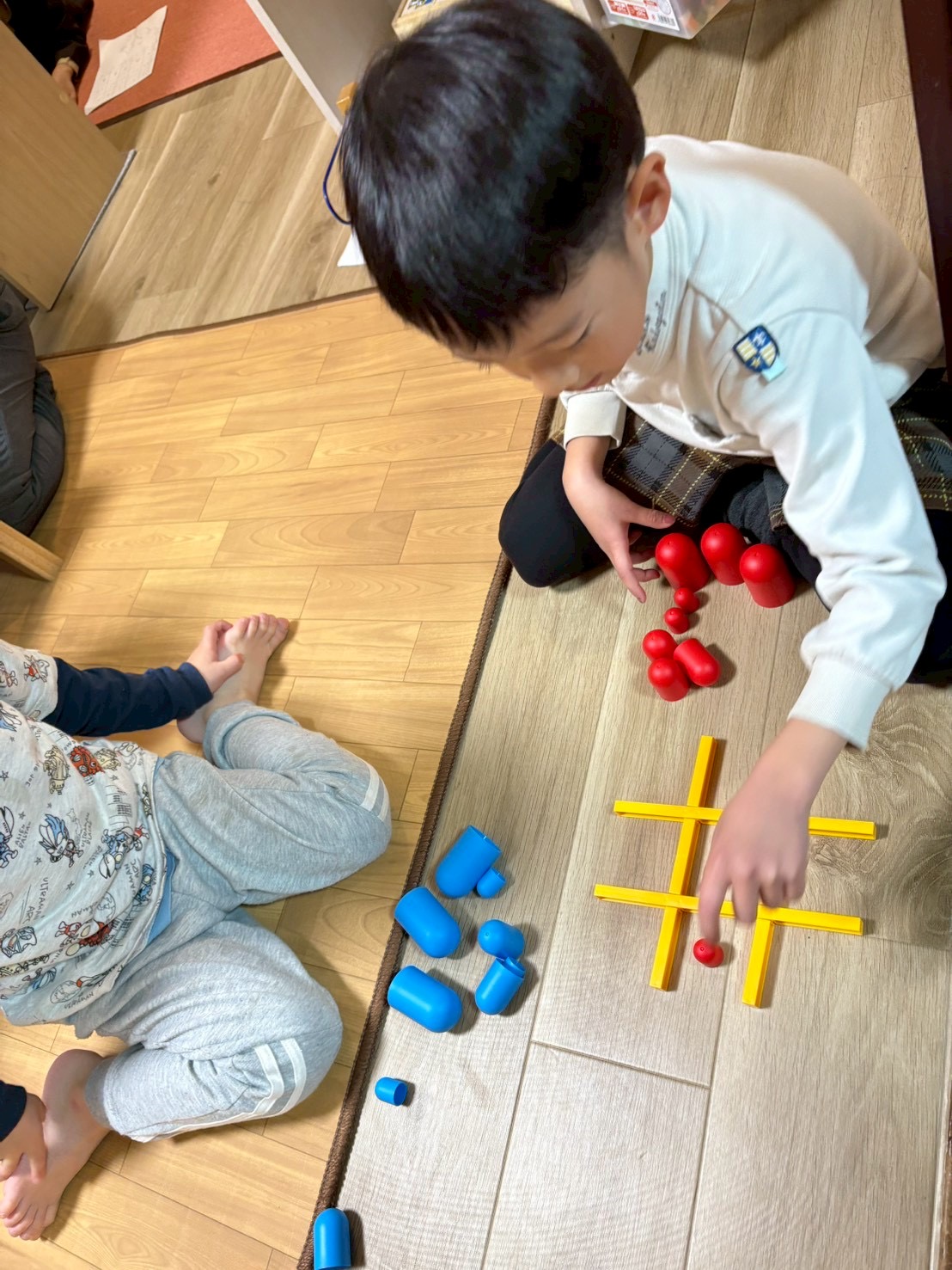 もう一回しようと、仲良くゲームをする様子。