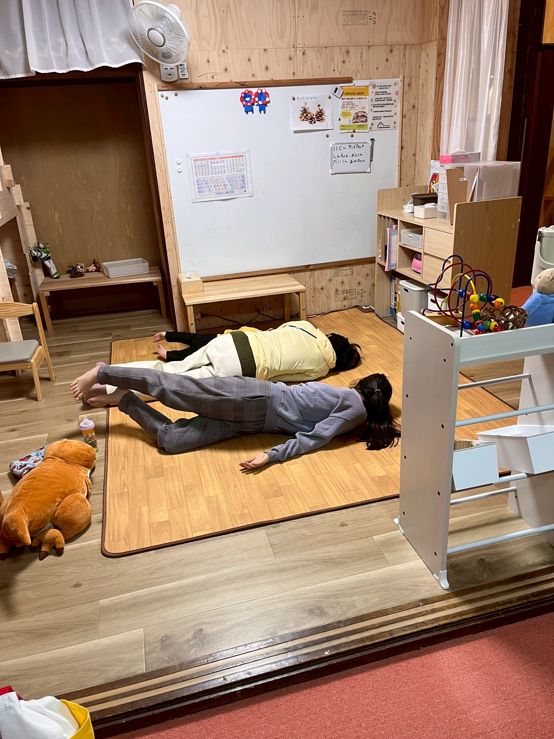 なんだか落ち着く。横になると安心する。みんなで横になると楽しいと言い合う。