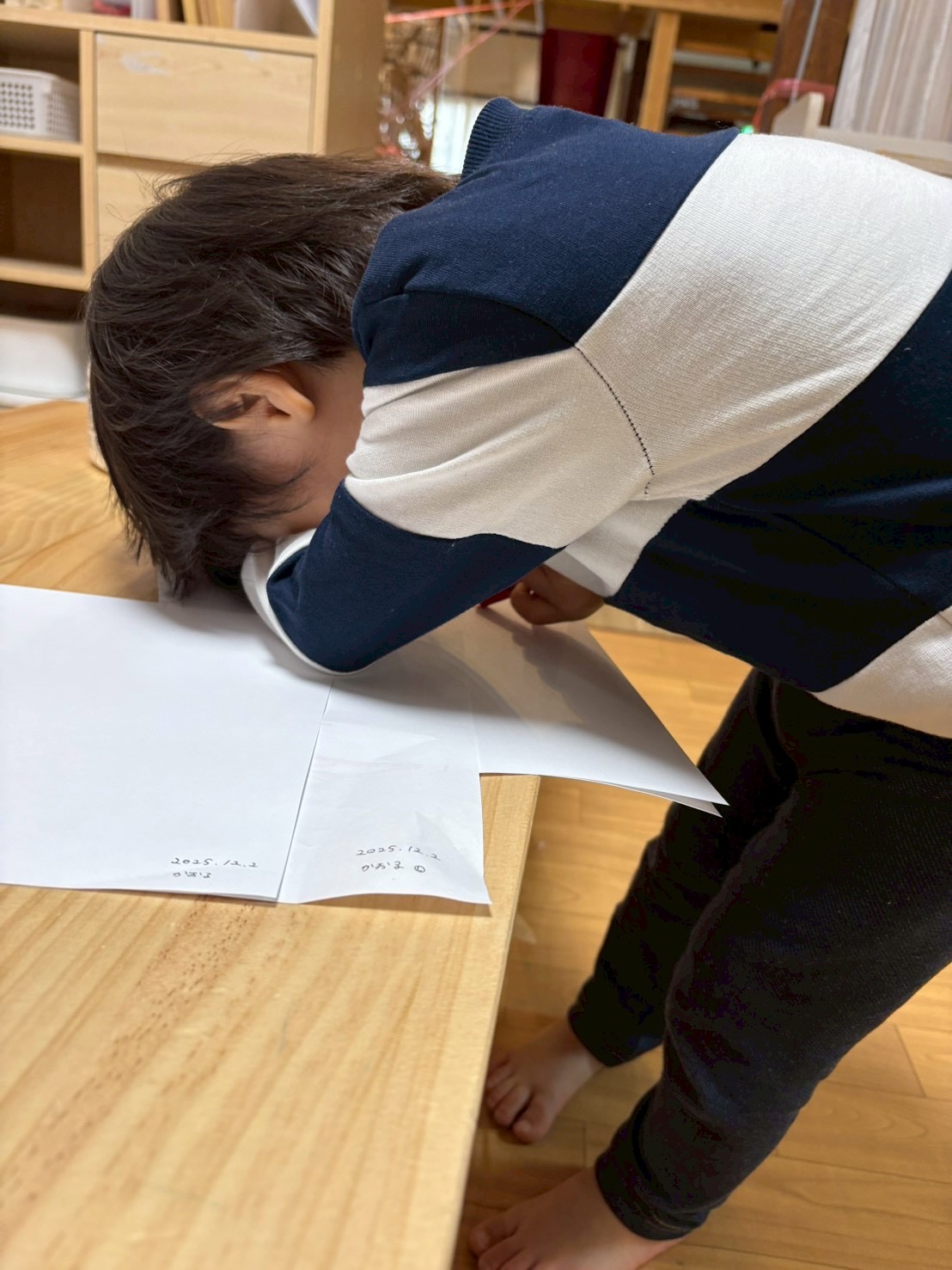 イメージをしながら、ペンを進めて、自分だけの世界を楽しむ様子。