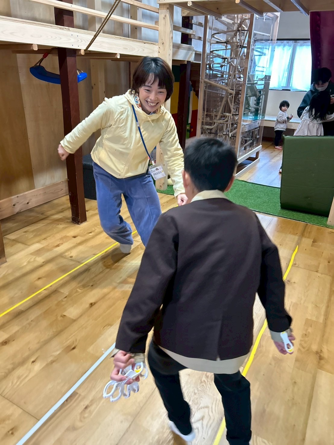 僕の方がいっぱい取れたぞ！！スタッフも負けじと本気で洗濯バサミを取りに行く様子。