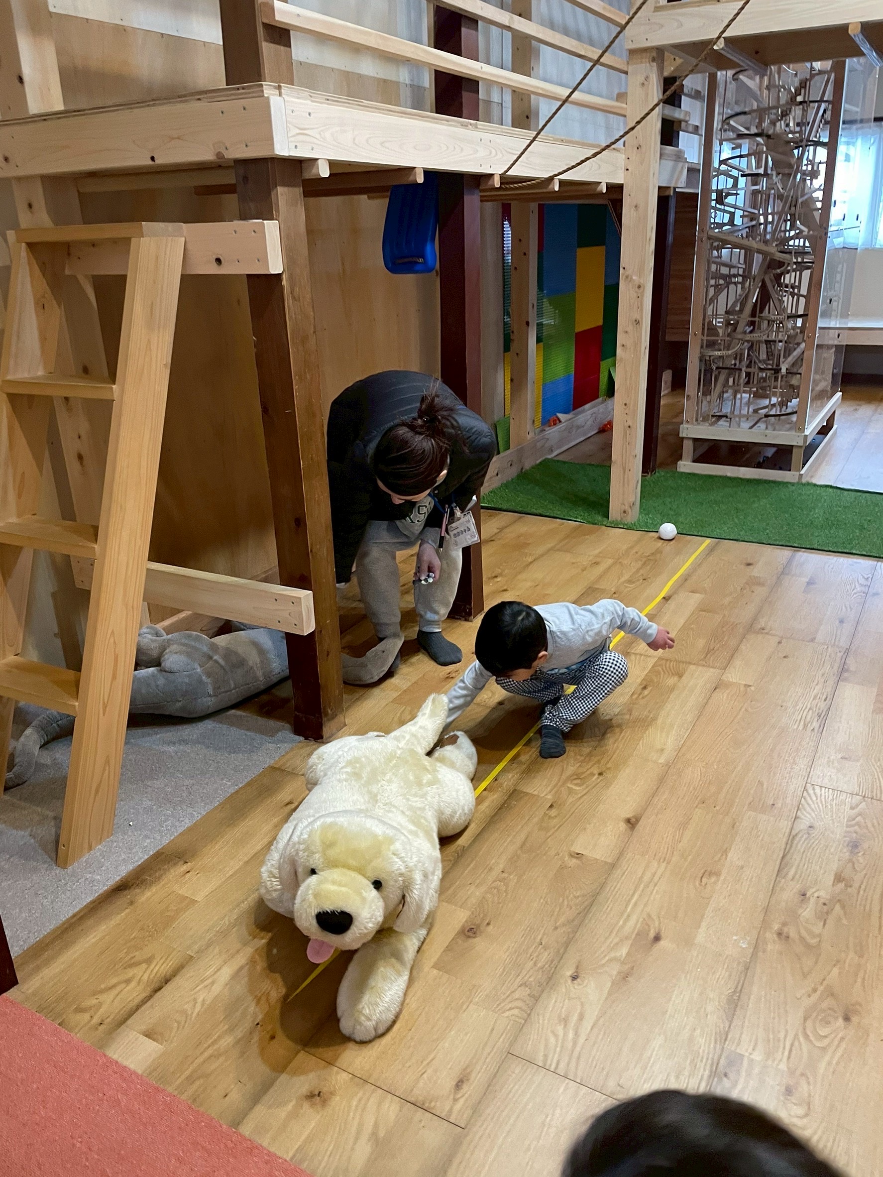 僕より、ぬいぐるみが大きいよ。