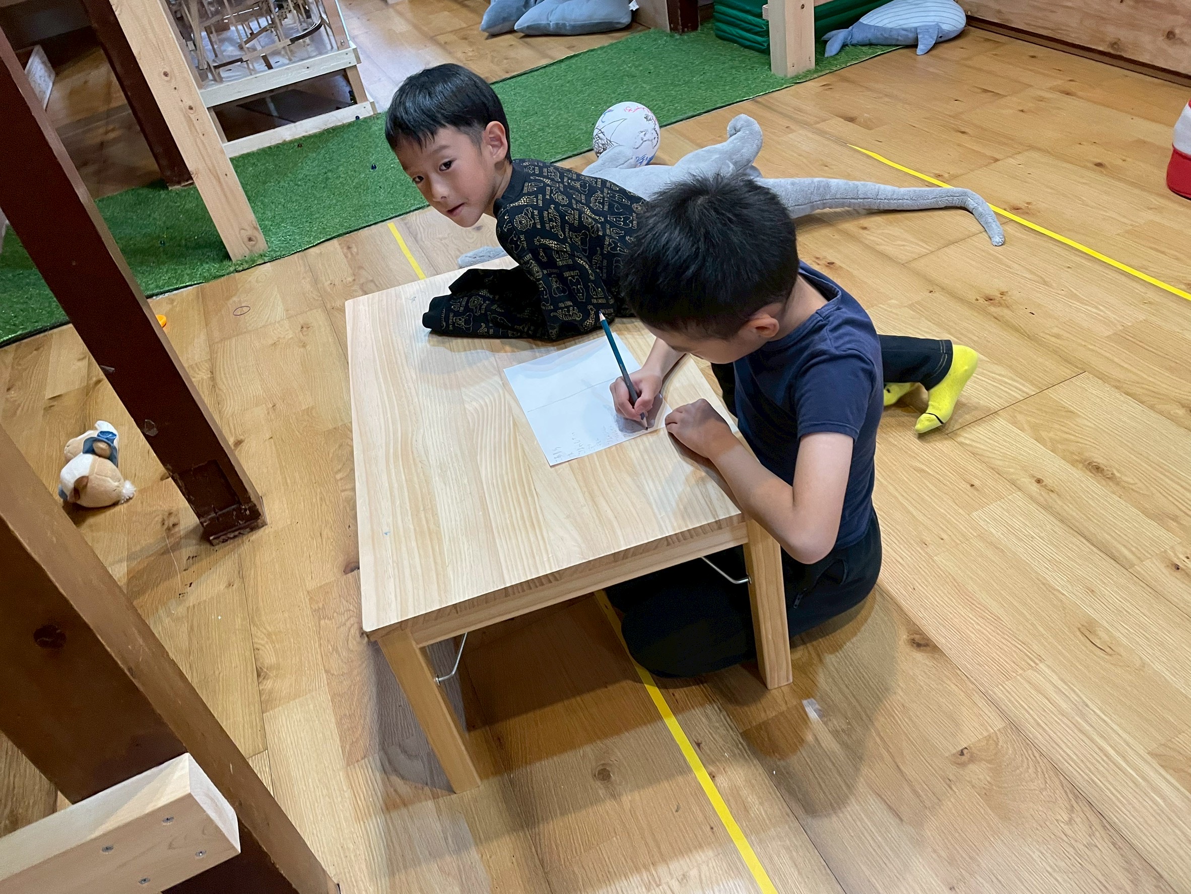 動いた後は、集中してお勉強タイム。なんだか、いつもより集中できると話す様子。