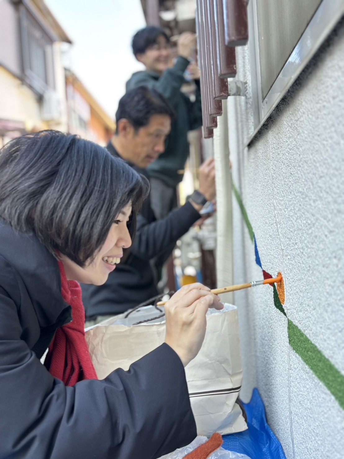 小学校教員のとめちゃんは、大きなオレンジのビー玉を表現する。