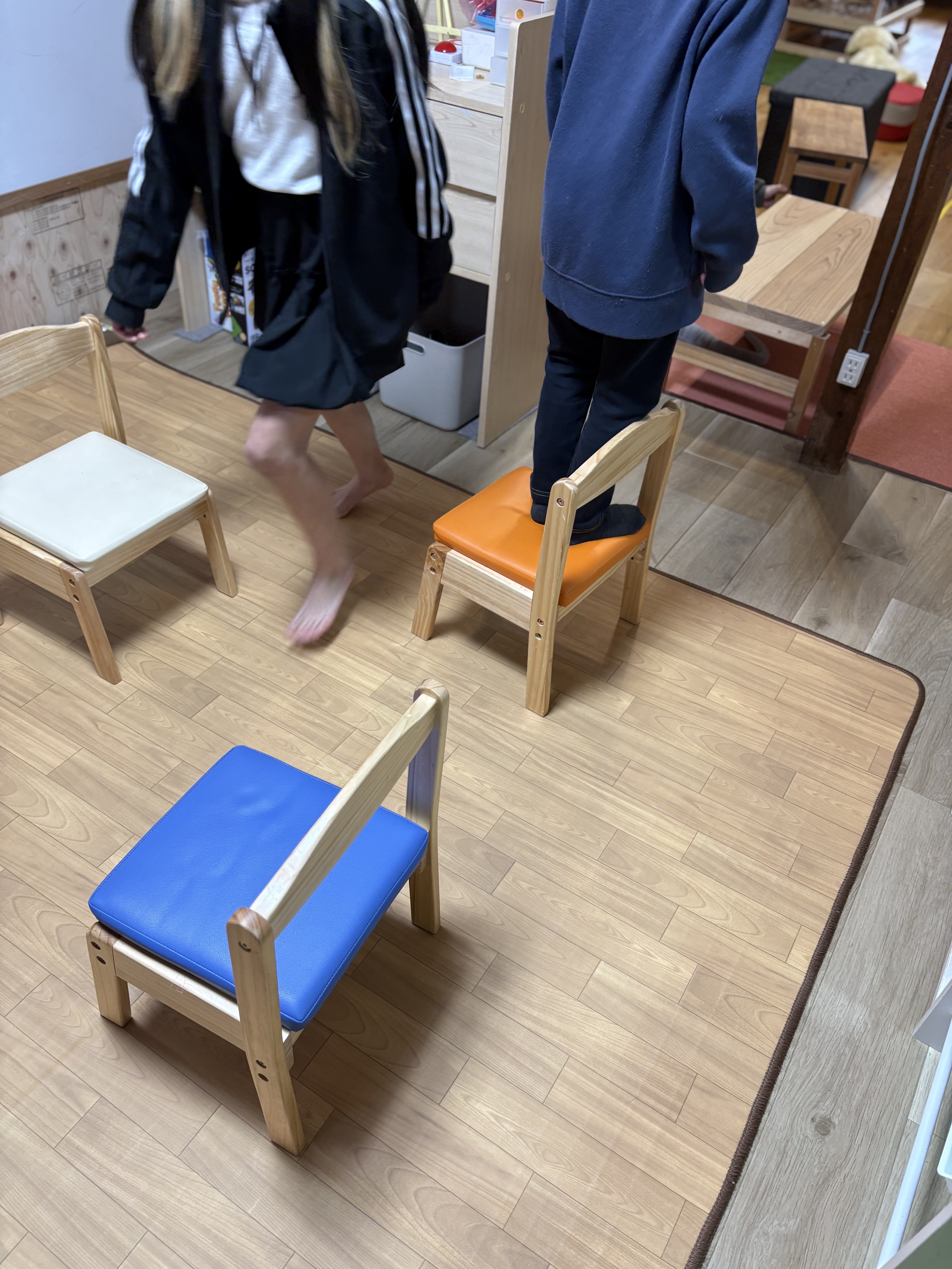 順番を待って、危険がないようにルールを守る様子。