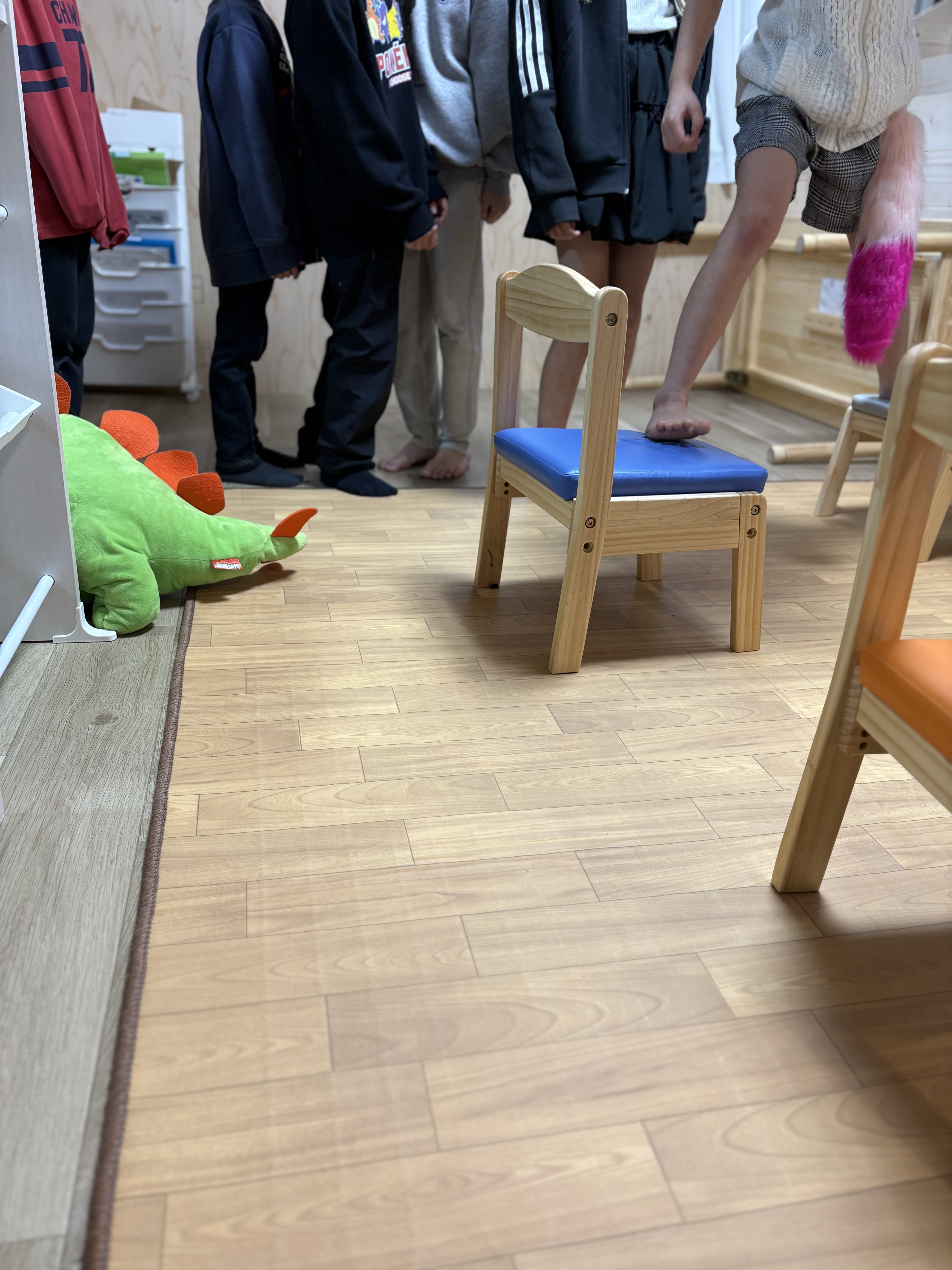 一人がするとまた一人と増えて、自然と順番に並び始める様子。