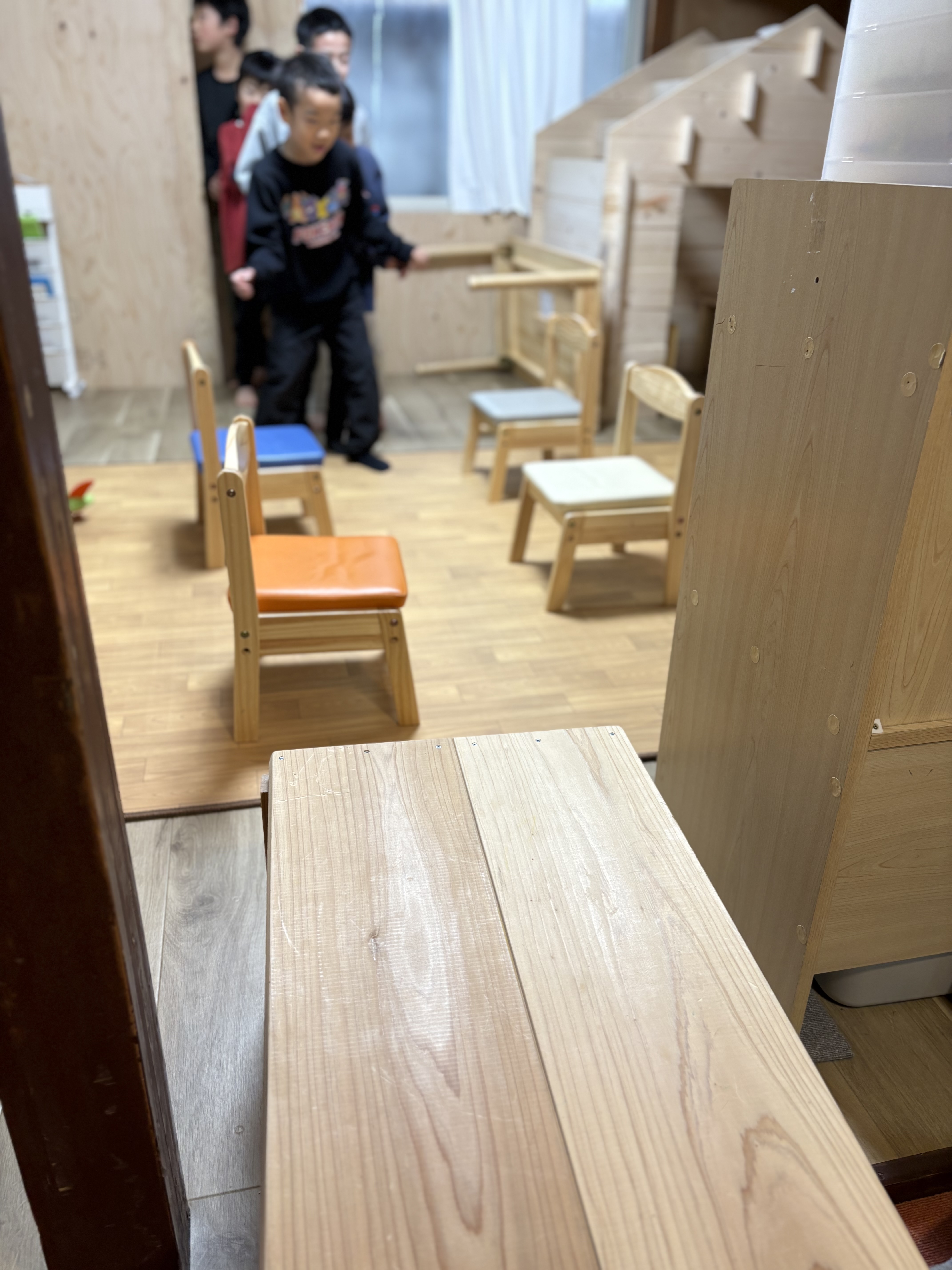 簡単そうに見えるけど、いざ自分の番になると少し怖く、でもワクワクするこの感覚を楽しむ子どもたち。