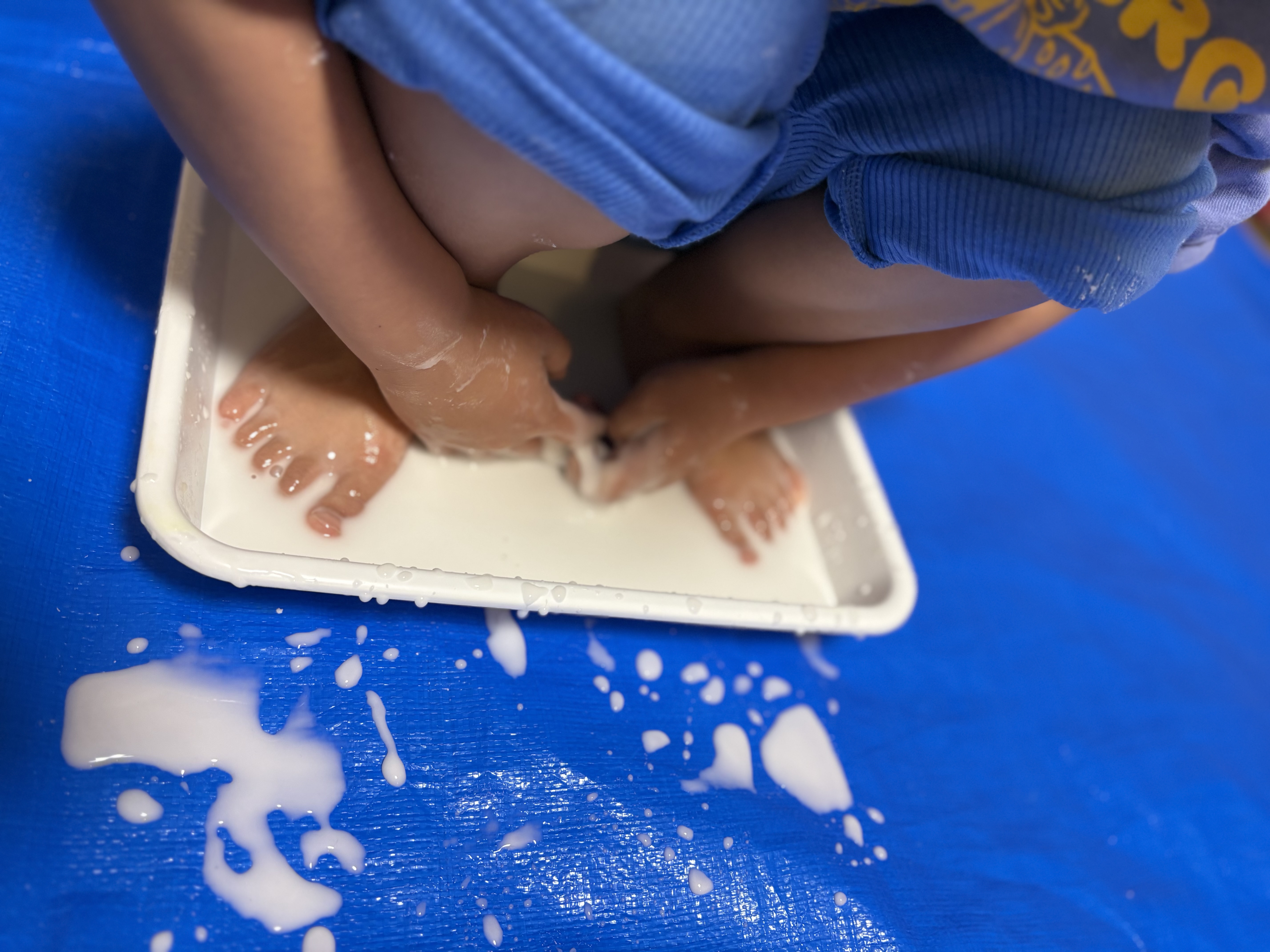 気持ちいいから、もっと片栗粉入れて欲しいとお願いする男の子。