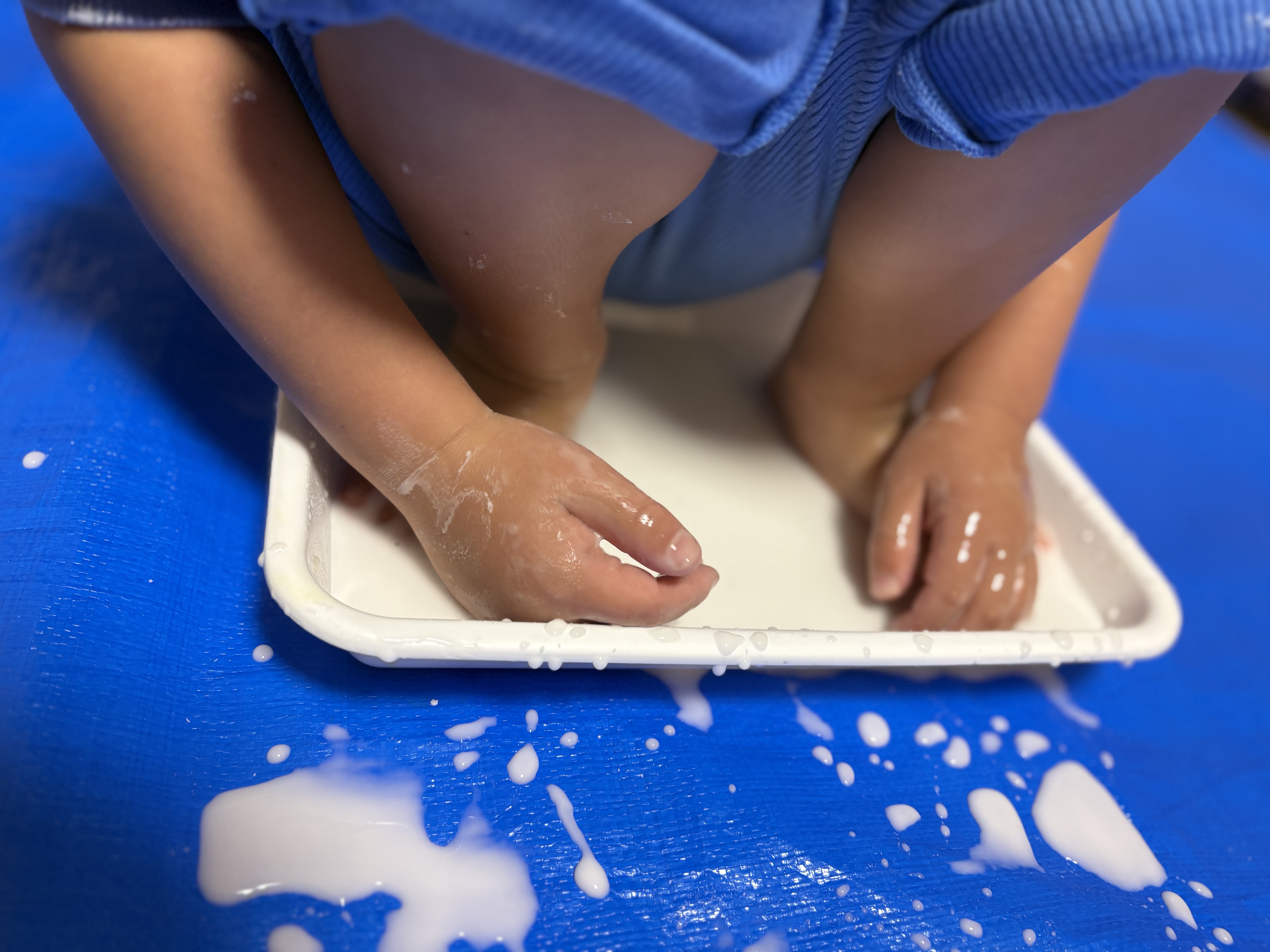 手でも触ってみたいと言って、足の裏と手で感覚を楽しむ様子。