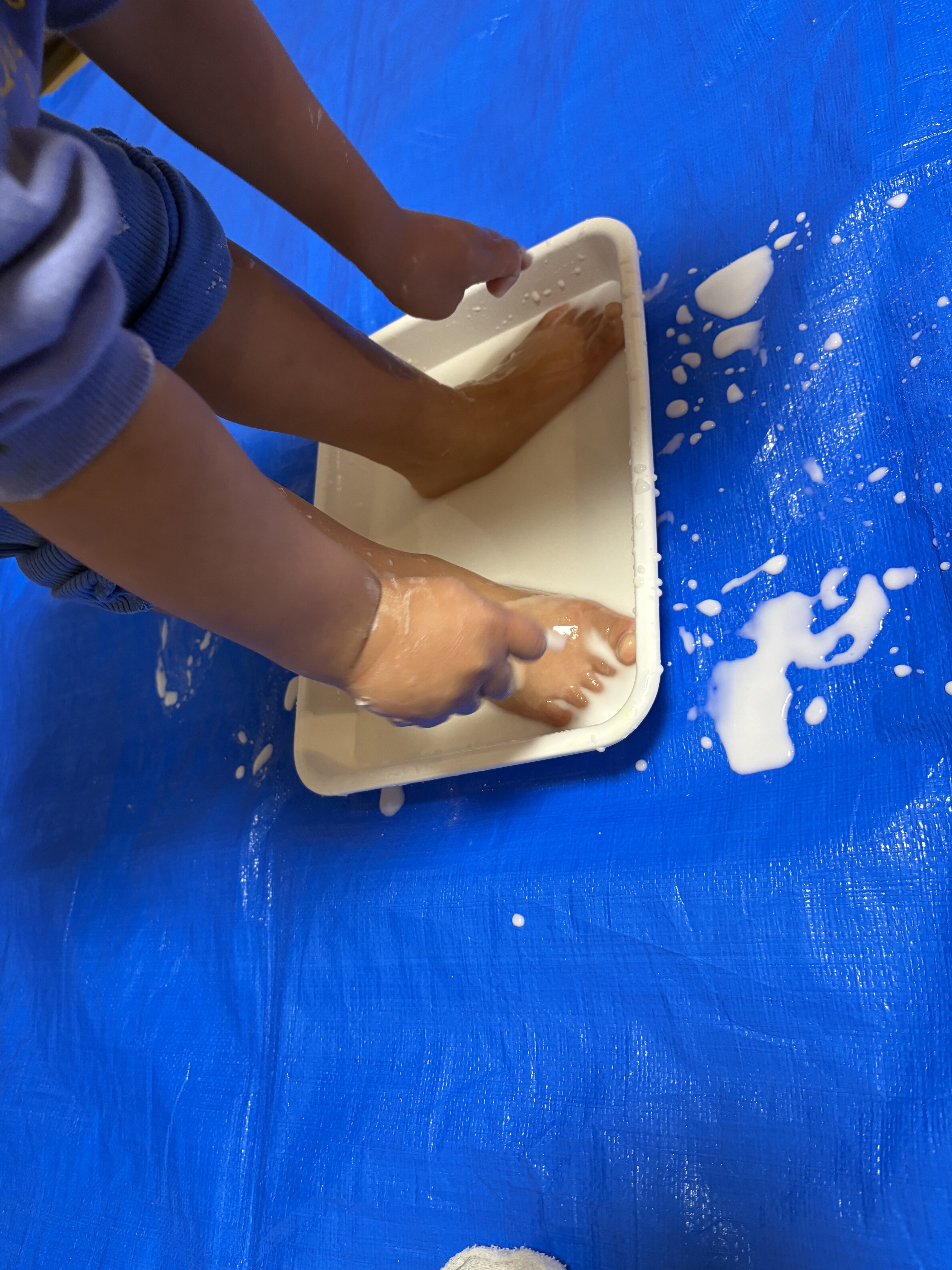 足の裏は感覚のセンサー。気持ちいいと笑顔で答えてくれる男の子。