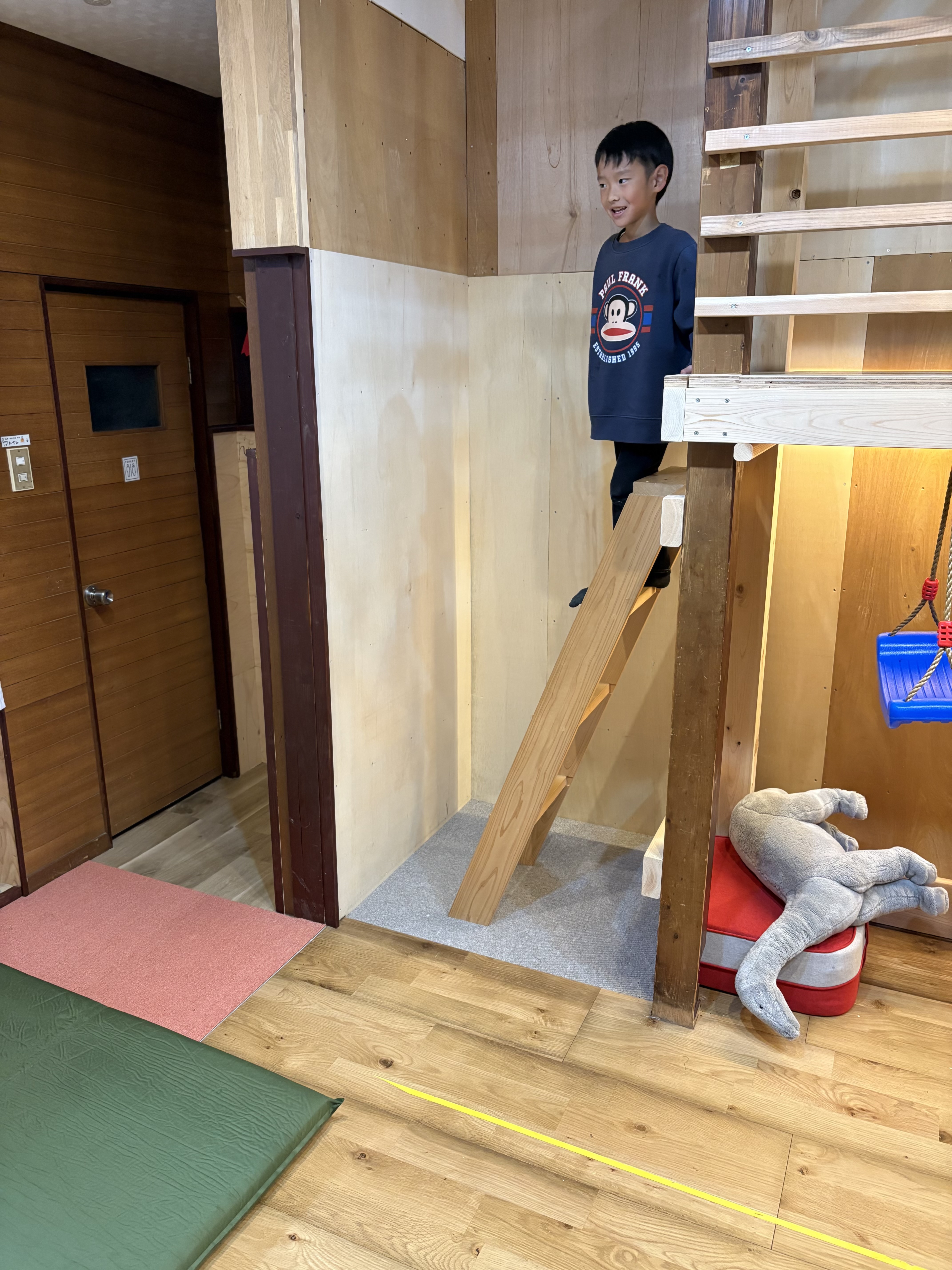 今から、ジャンプするから見ててと、自信をのぞかせる男の子。