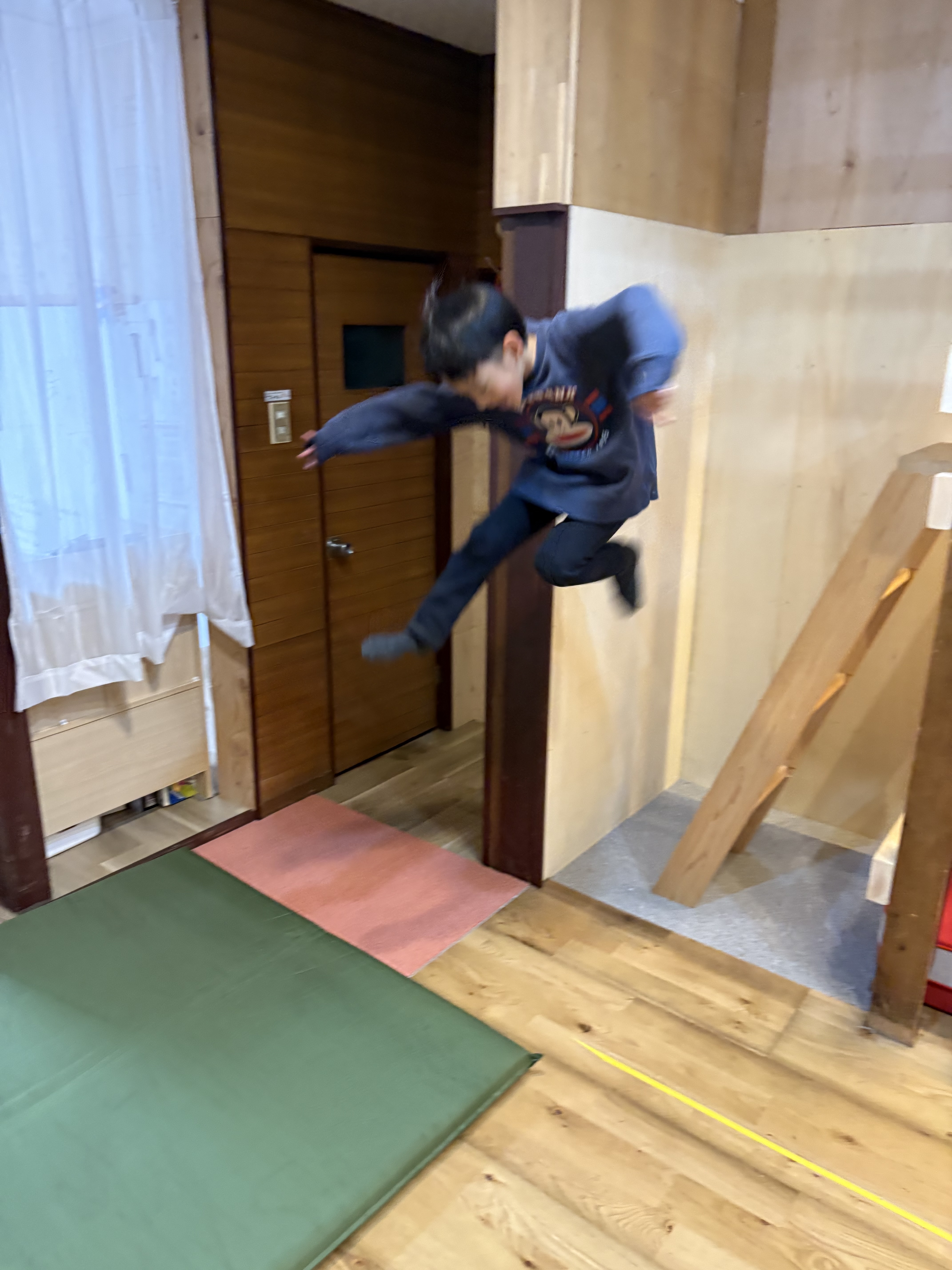 階段から全身でジャンプする男の子。