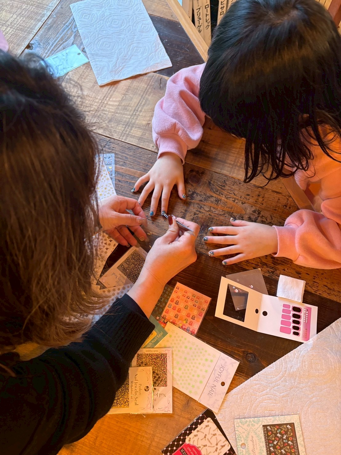 講師の方に自分の爪の仕上げをしてもらう様子。