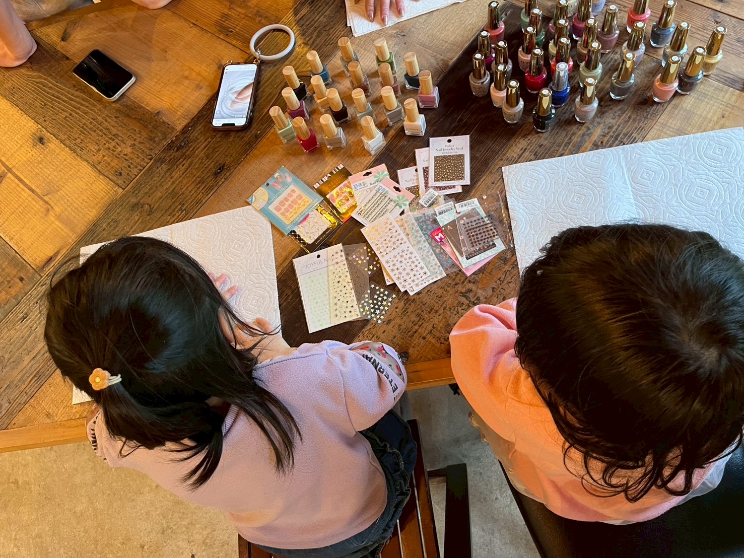 どれにしようかと、選ぶのが楽しく、早く始めたいのと、なかなか決められない、全部が楽しい様子。