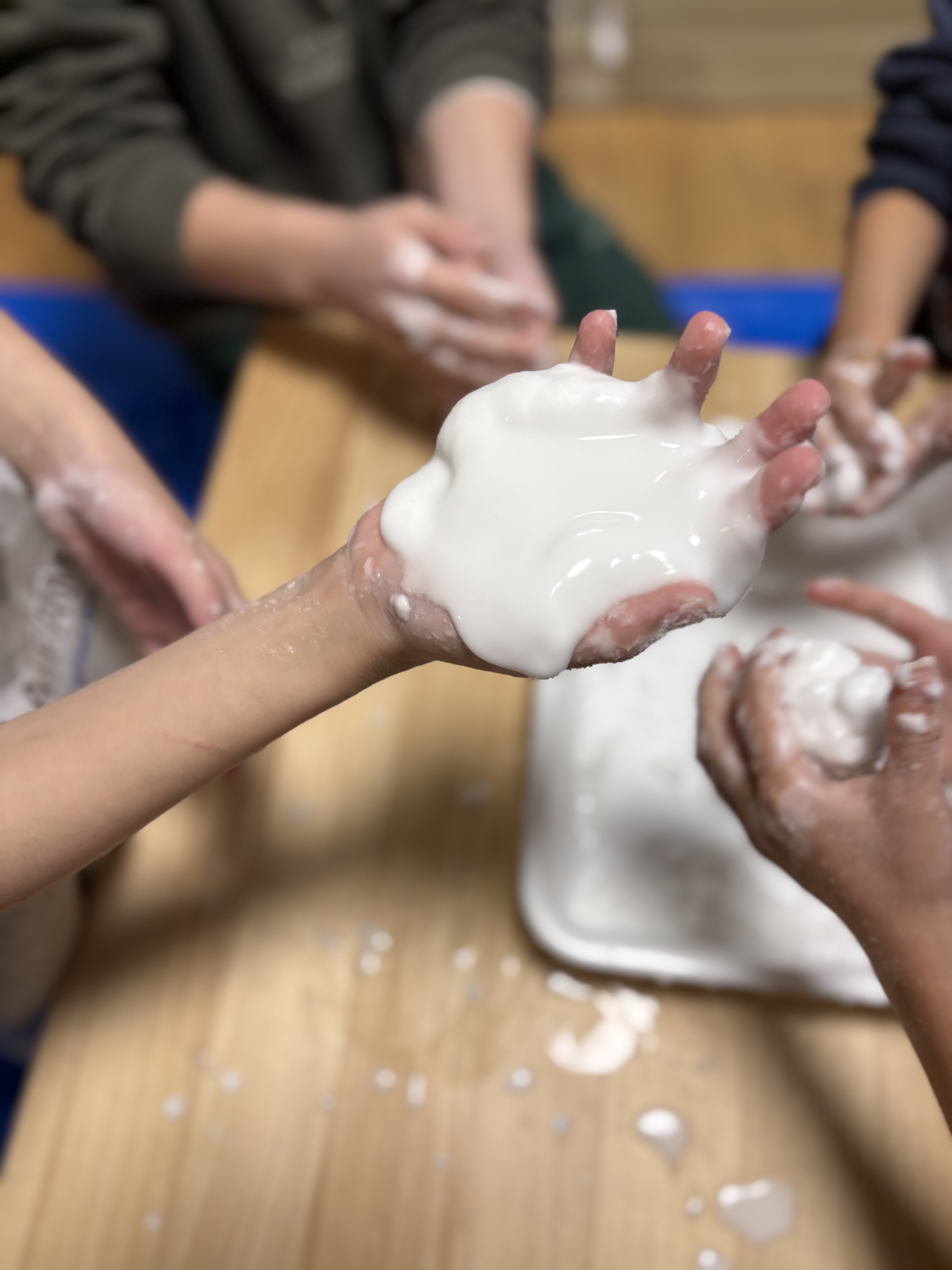 見てみてと、さっきまで固まっていたのが、液体になって落ちる瞬間。