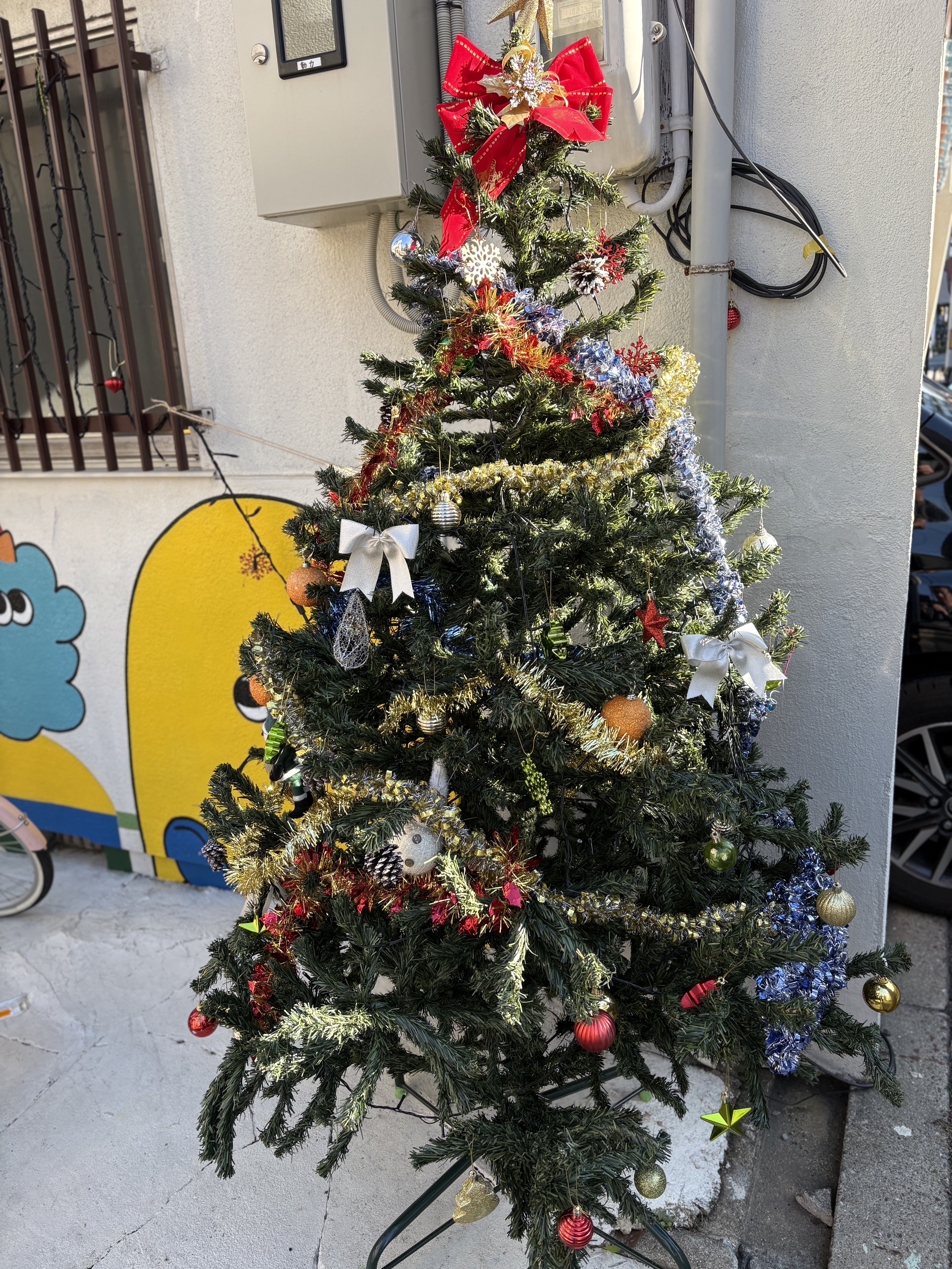 クリスマスイベント開催。スレタンハウスの前には大きなツリーがあって、参加者を楽しい気分にしてくれる。