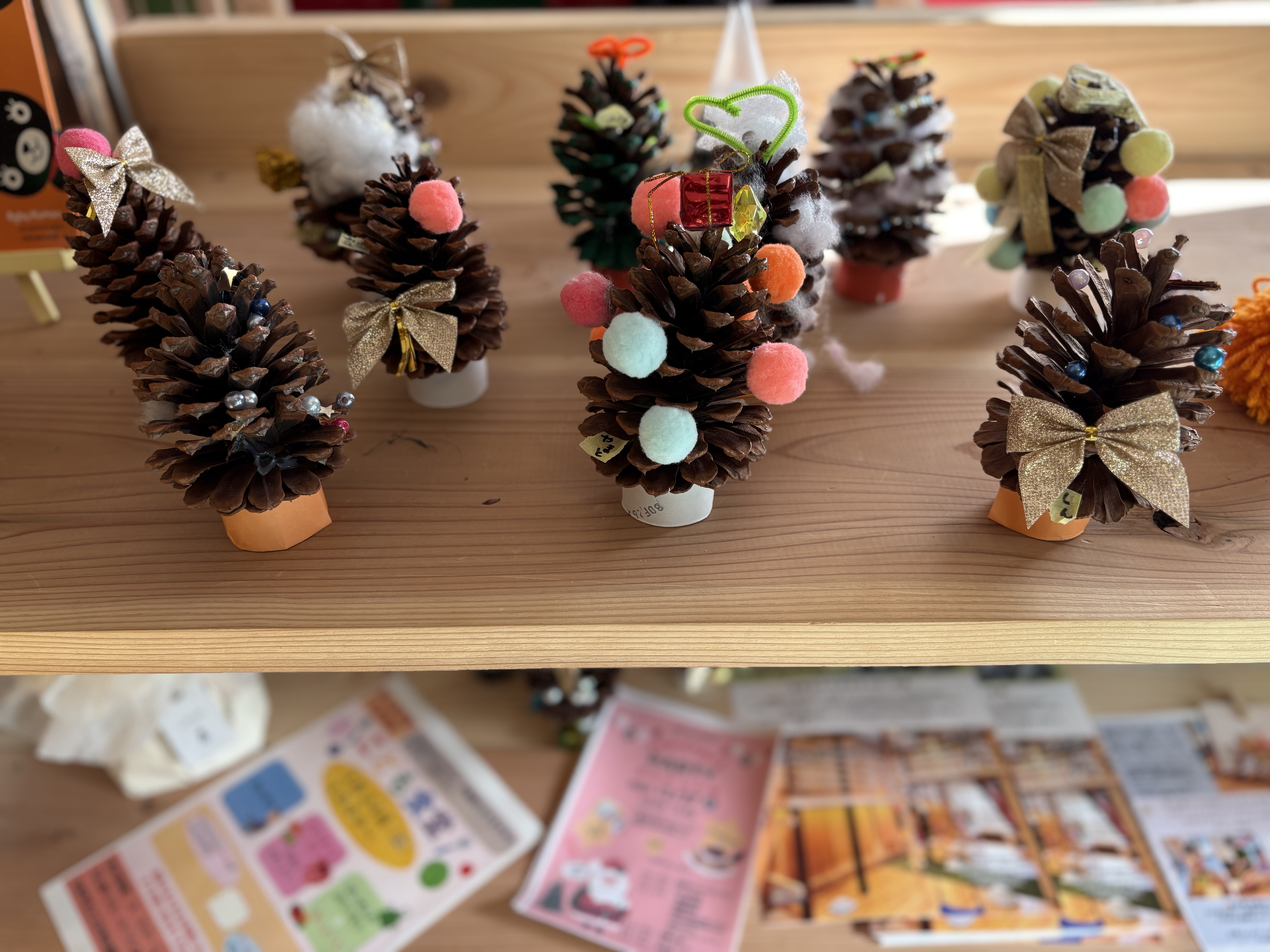 この日のために、子どもたち一人一人が松ぼっくりを使った飾り付けで、h保護者の方を出迎えました。