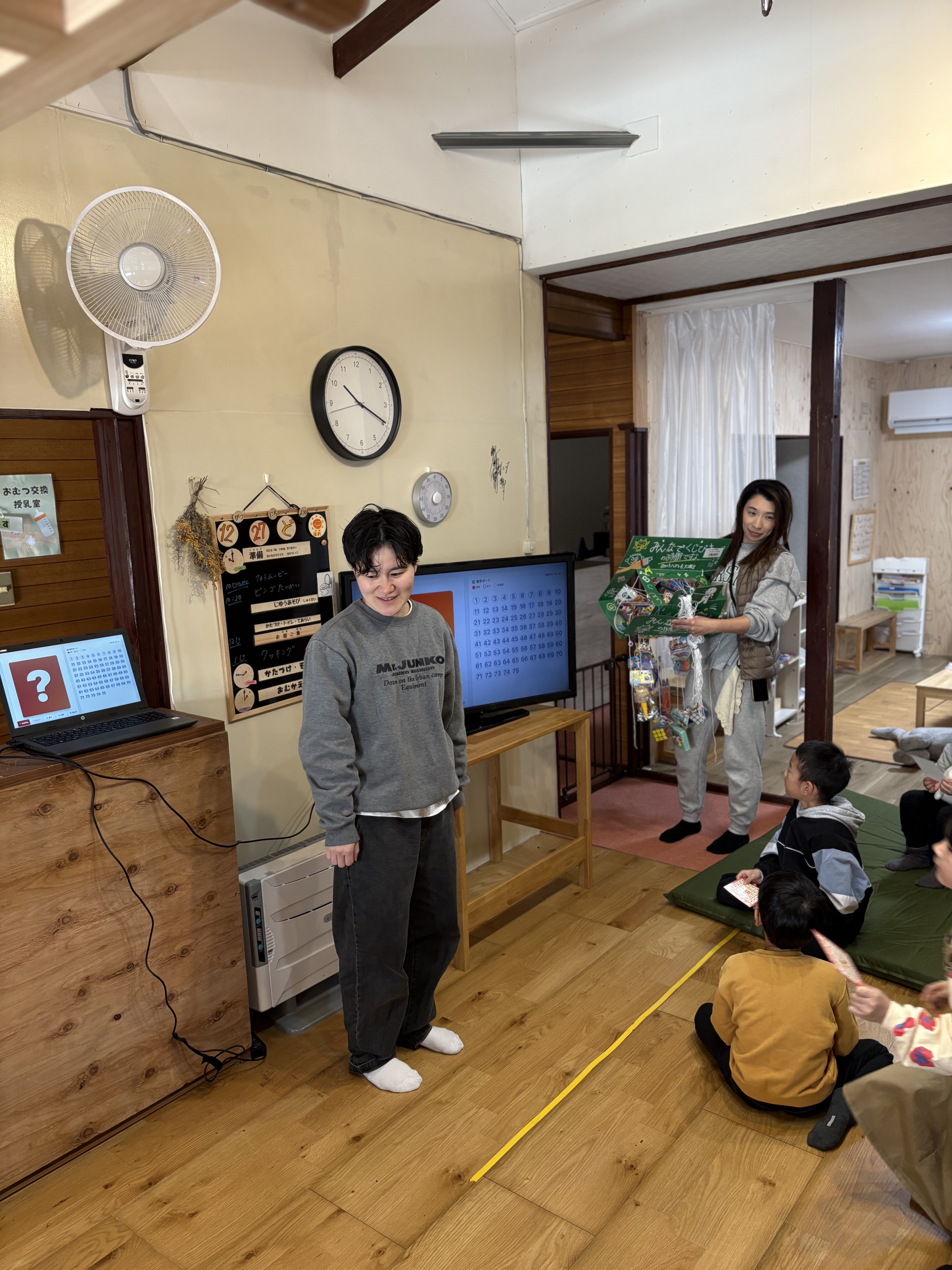 こんな景品が当たったよと、みんなが景品に集中している様子。