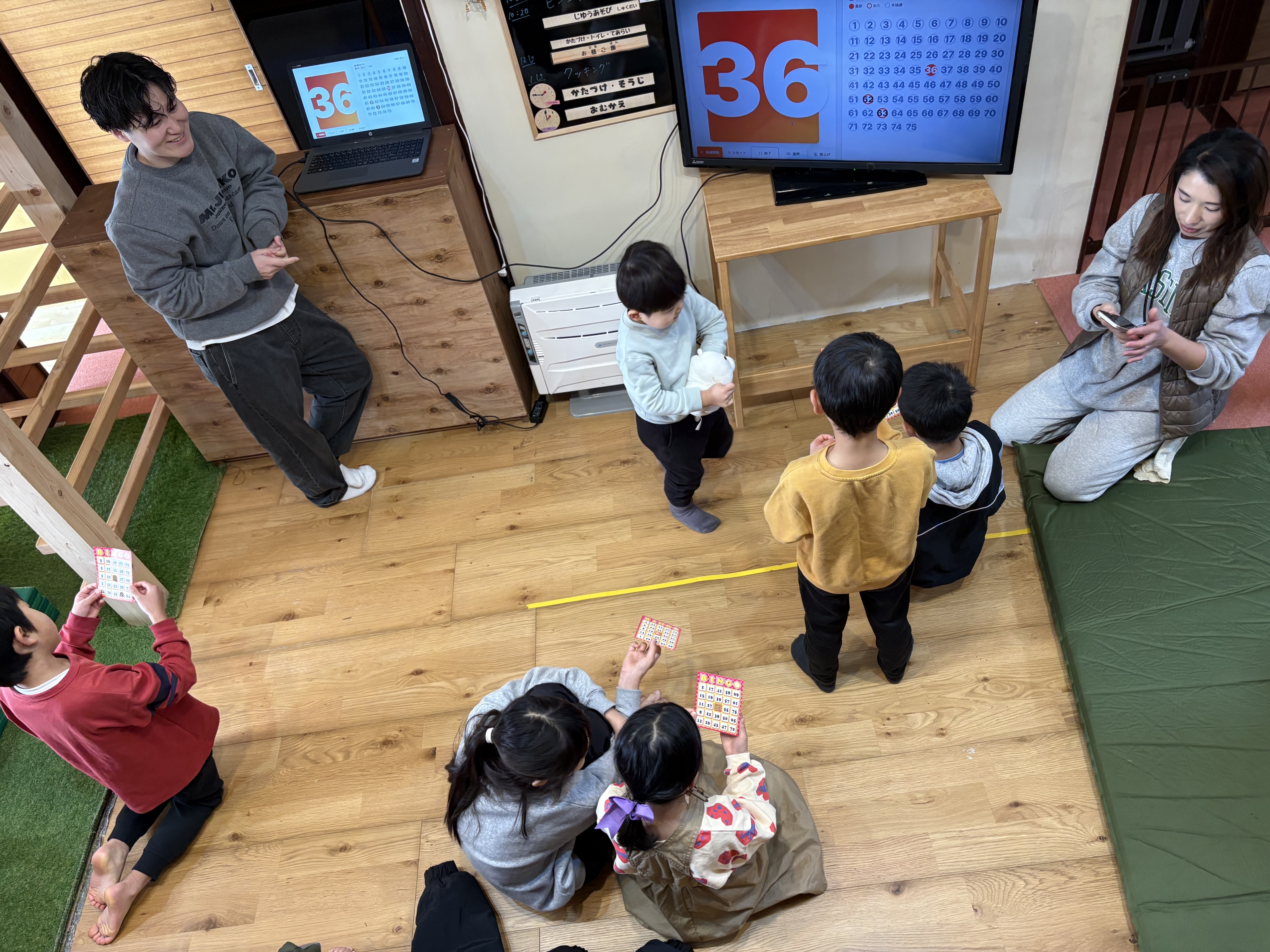 ビンゴーと大喜びの瞬間。どんな景品が当たるのか、全員が見つめる様子。