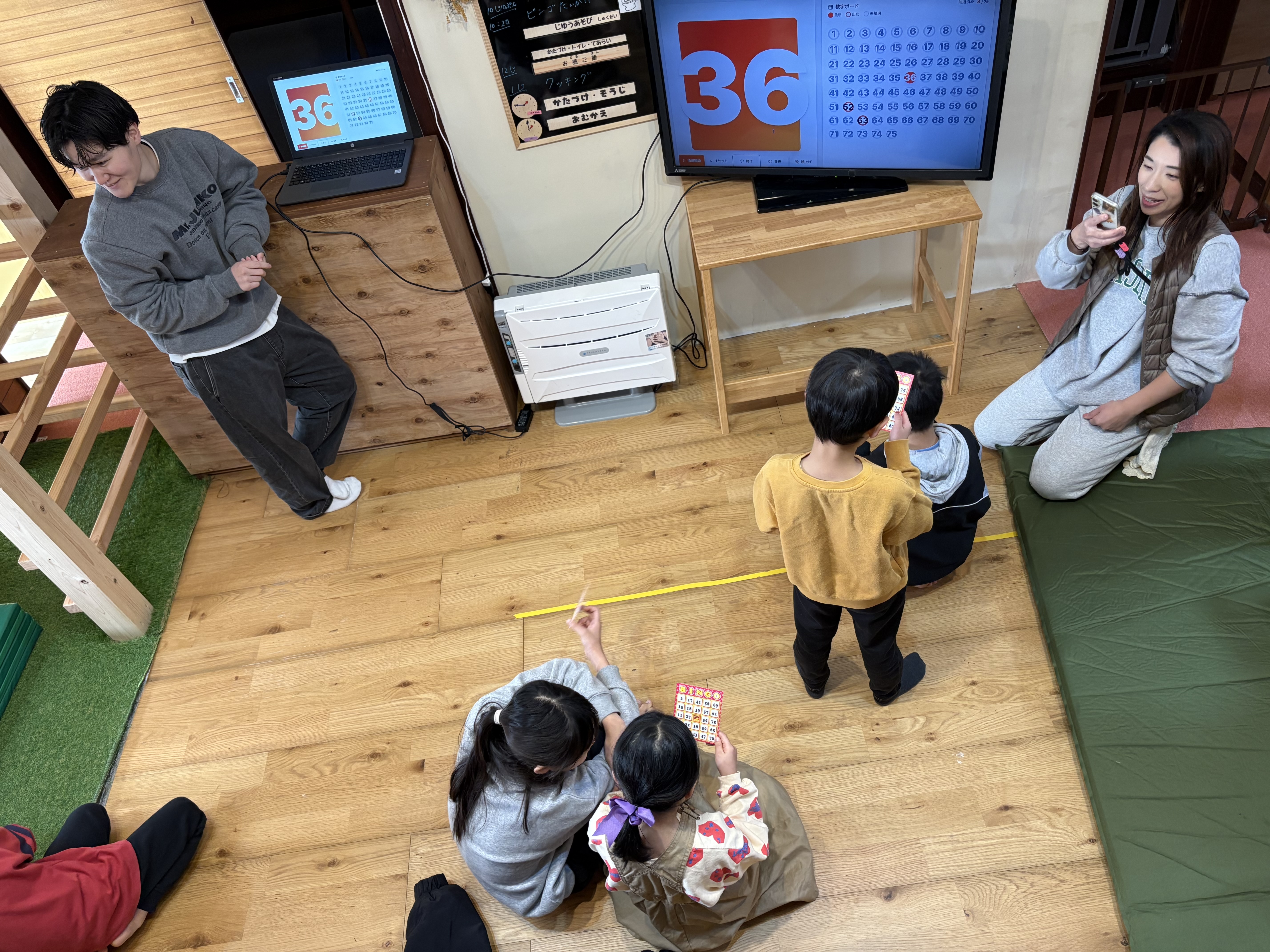 みんなでビンゴ大会！！やり方を聞いて、番後が呼ばれると、リーチと大きな声で伝えるシーン。