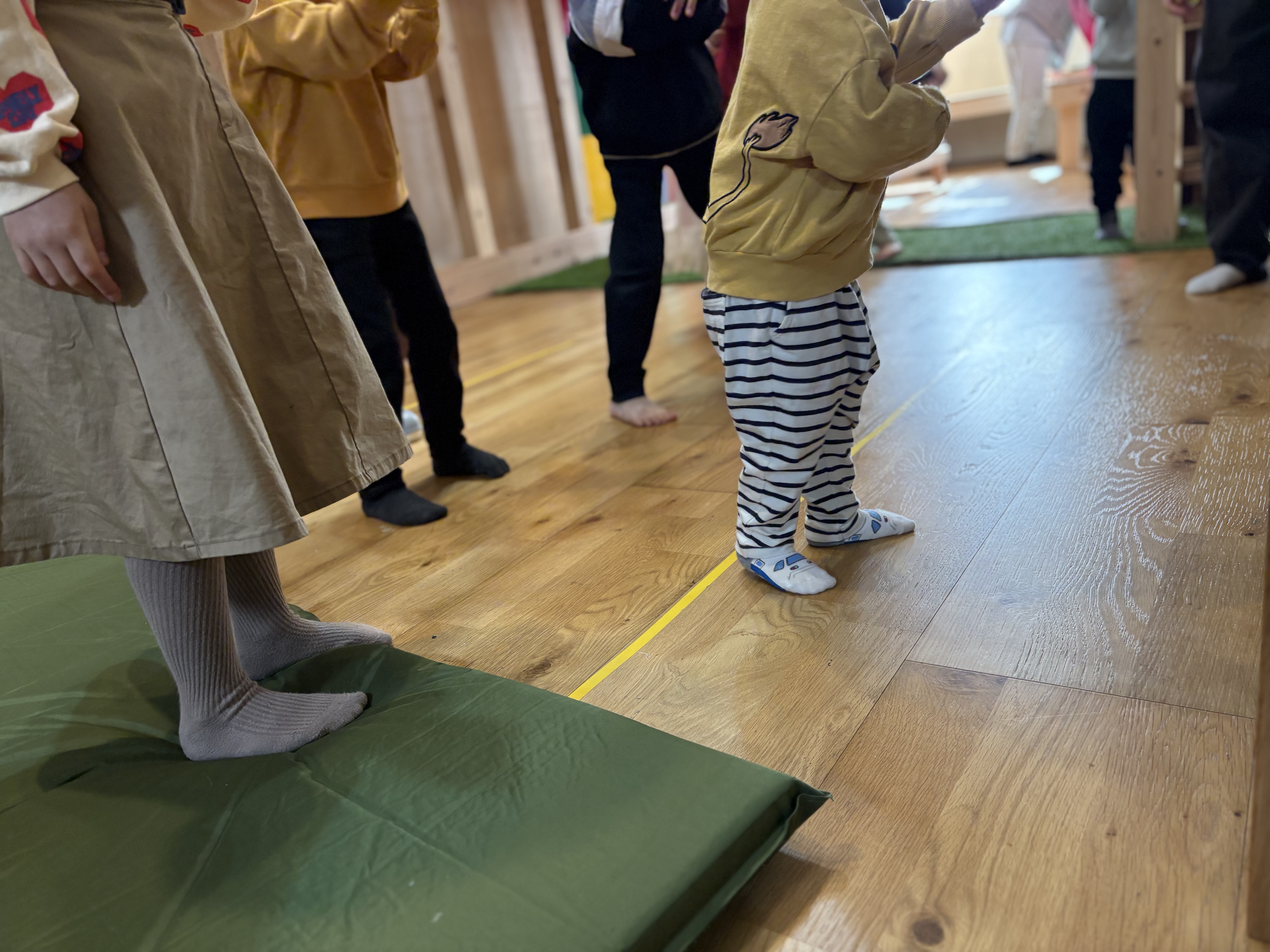 僕も、私も踊れるよと、体を使って楽しいを表現している子どもたち。