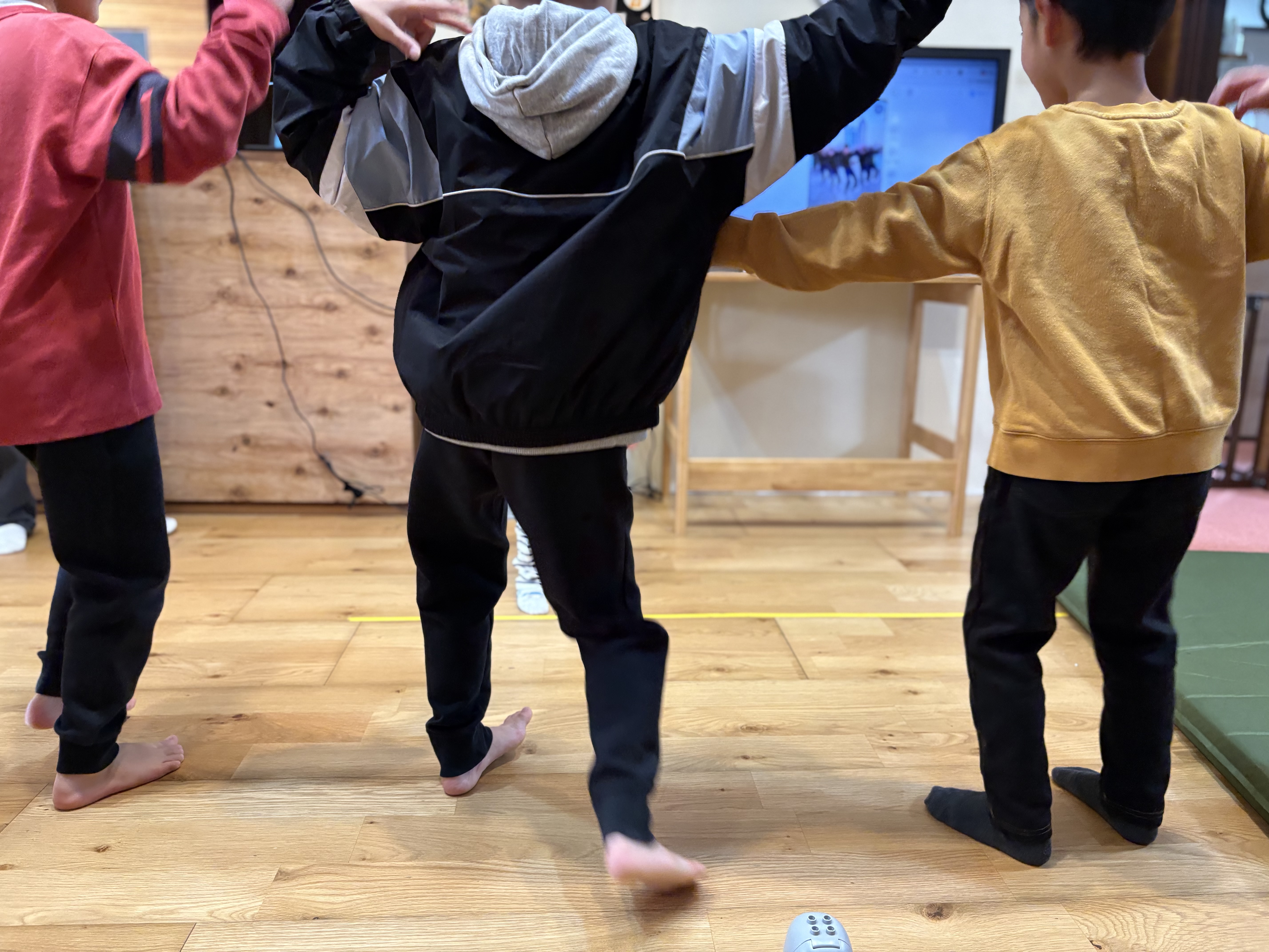 1階では子どもたちのダンスパーティー！！大盛り上がりのダンス。なせか恥ずかしいがなく、家の中での安心感があった。