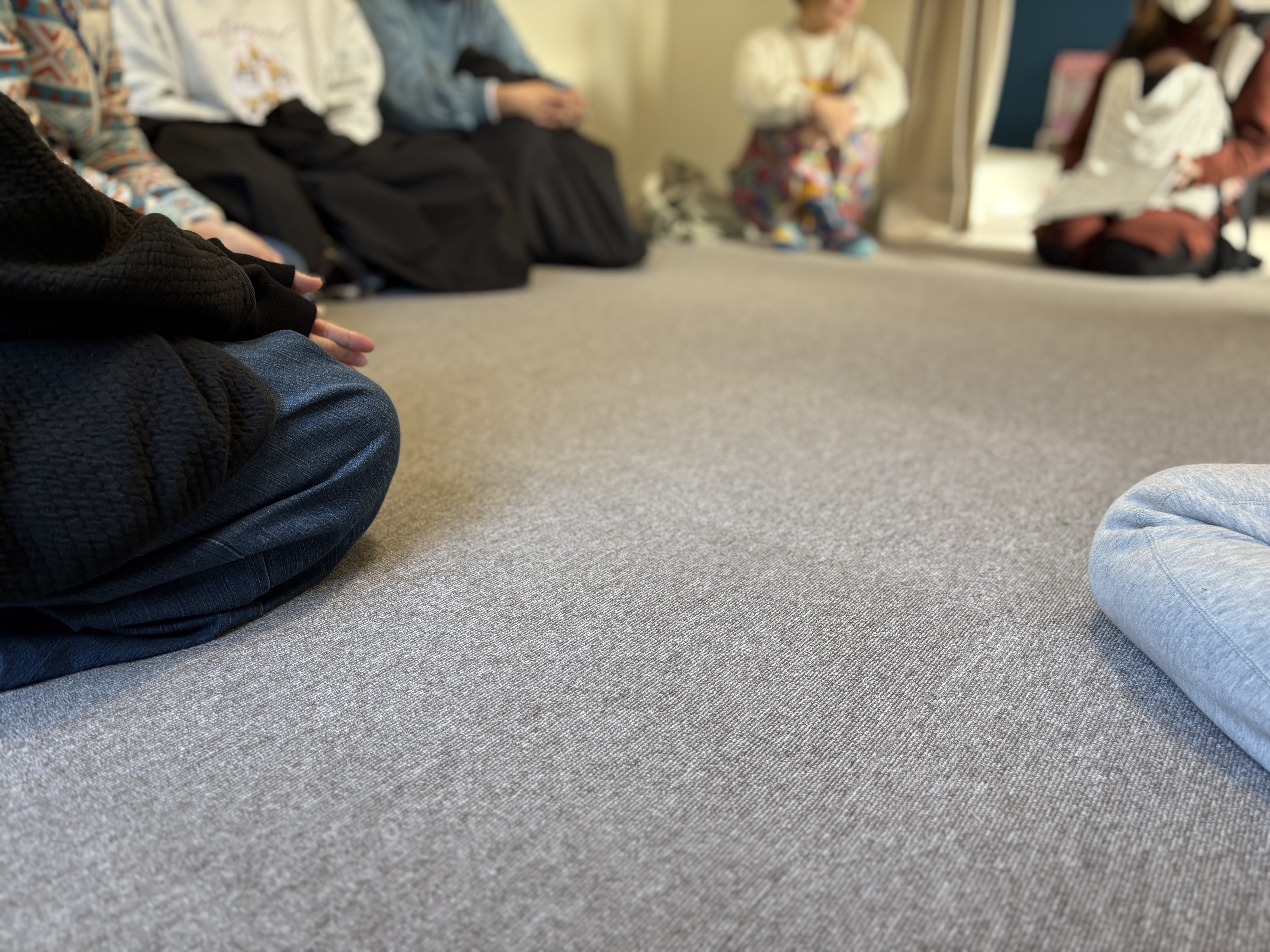 隣の人の話を聞いて、自分のことをk重ねて聞く保護者の方々。