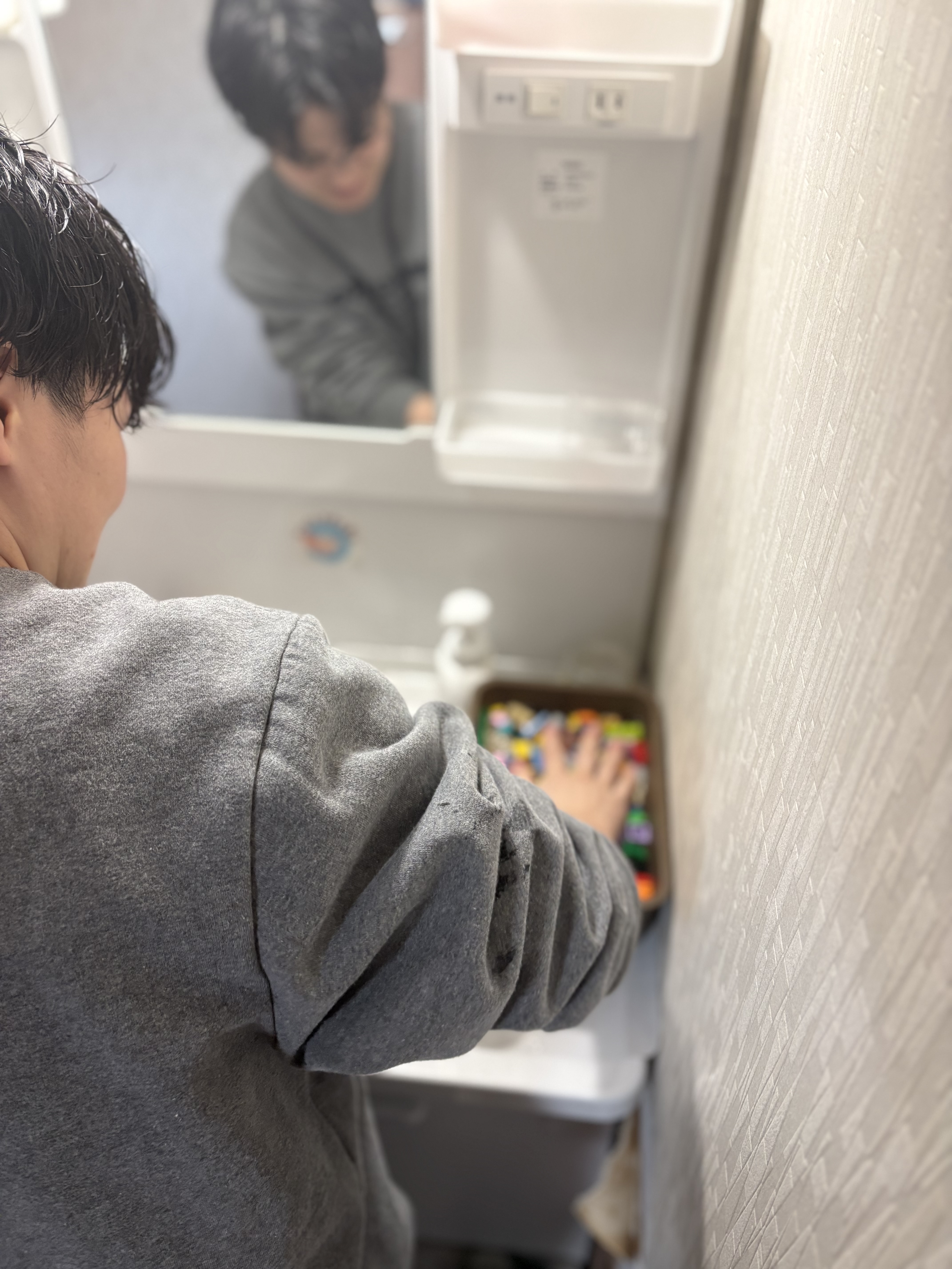 スタッフのシゲちゃんは、レゴを一つ一つ丁寧に洗う作業をする。