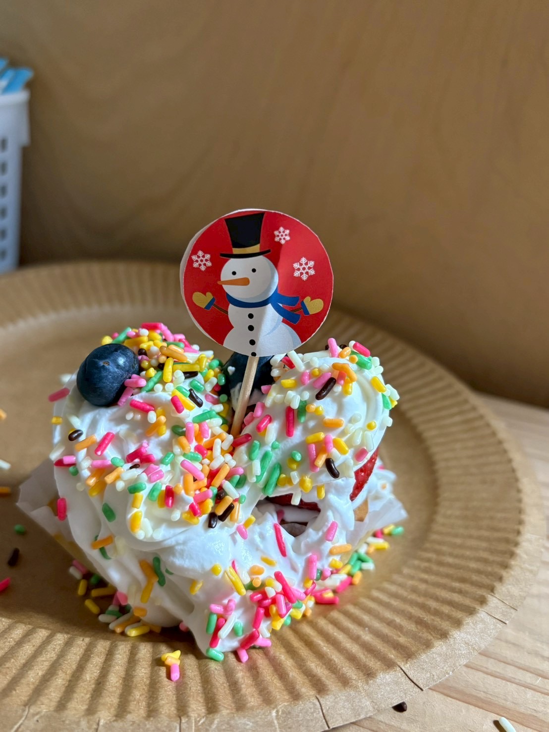 やったー完成したよ。自分だけのオリジナルケーキだよと、喜びながら食べる男の子。