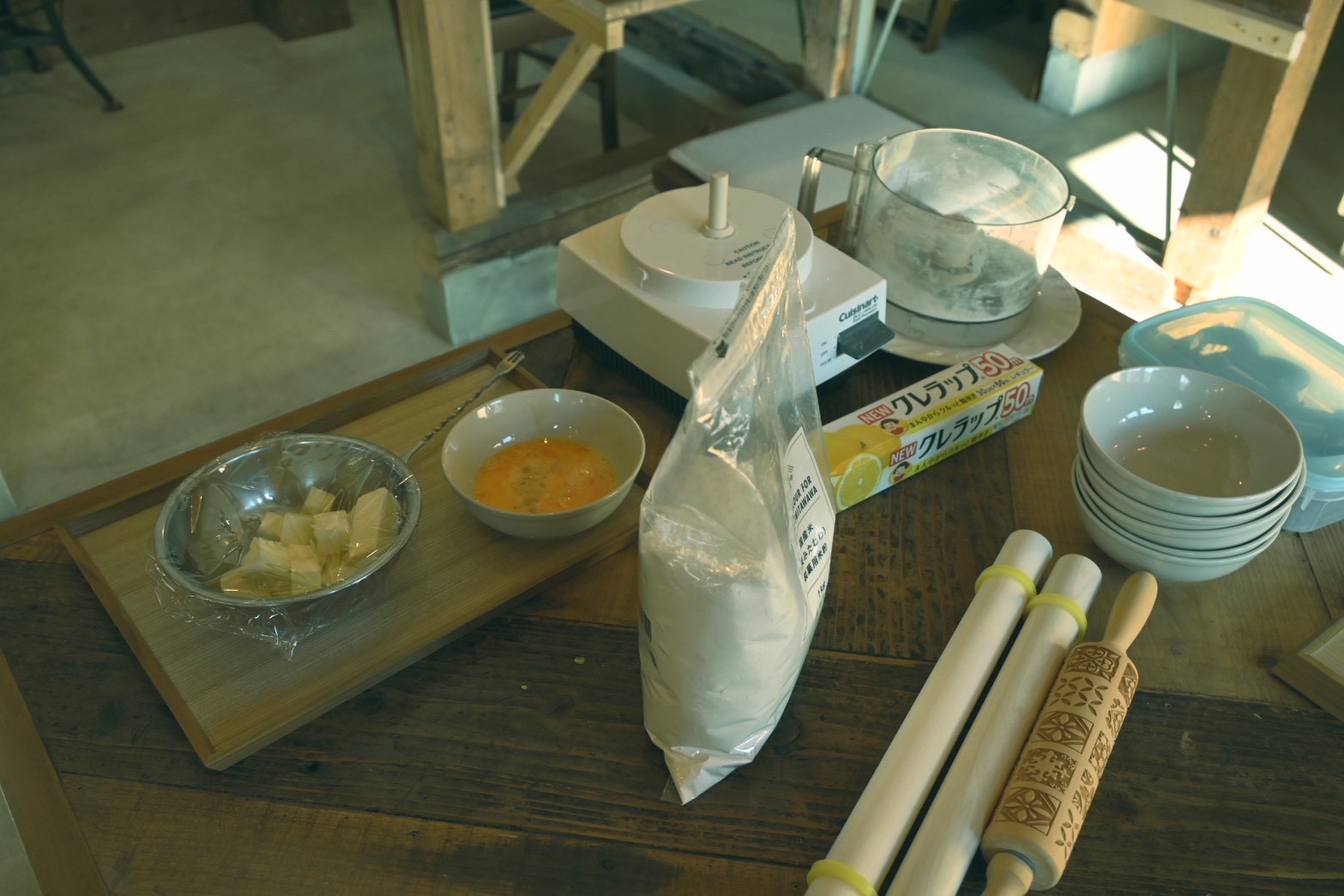 机の上に載っているもの全部興味があって、これは何と質問する様子。