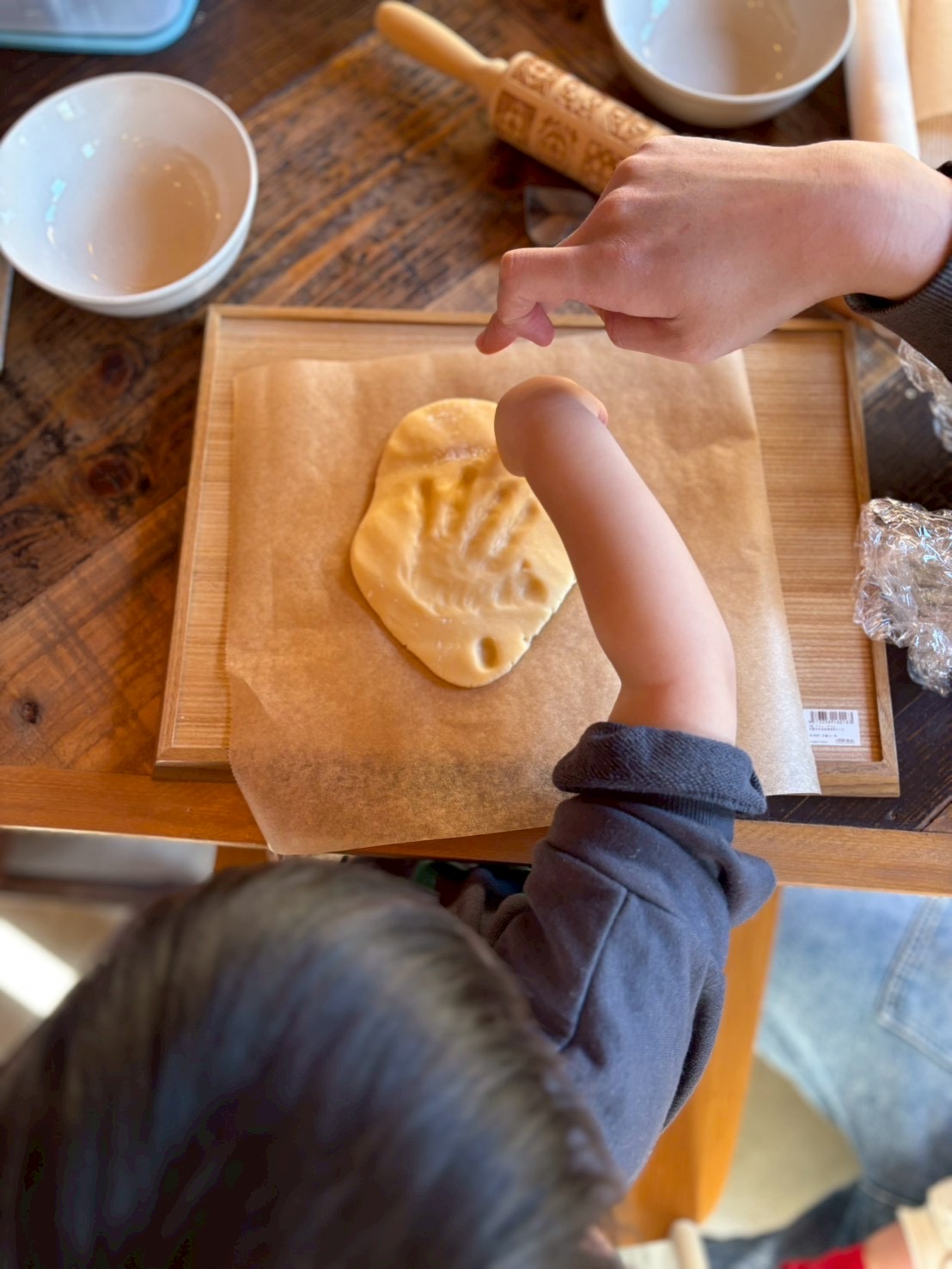 すごい！！僕の手の形になったよ！！とお父さんと笑顔になる男の子。